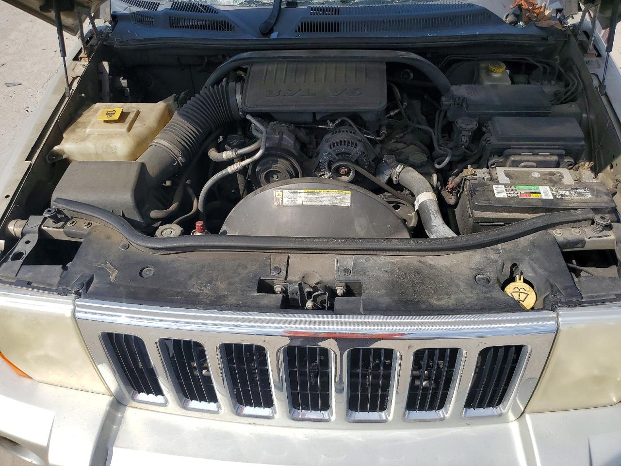2008 Jeep Commander Sport Серебряный vin: 1J8HH48K08C133286