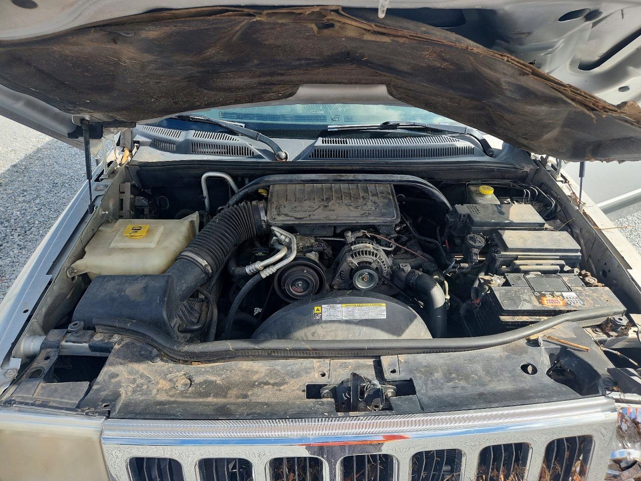 2008 Jeep Commander Sport Silver vin: 1J8HH48K08C180382