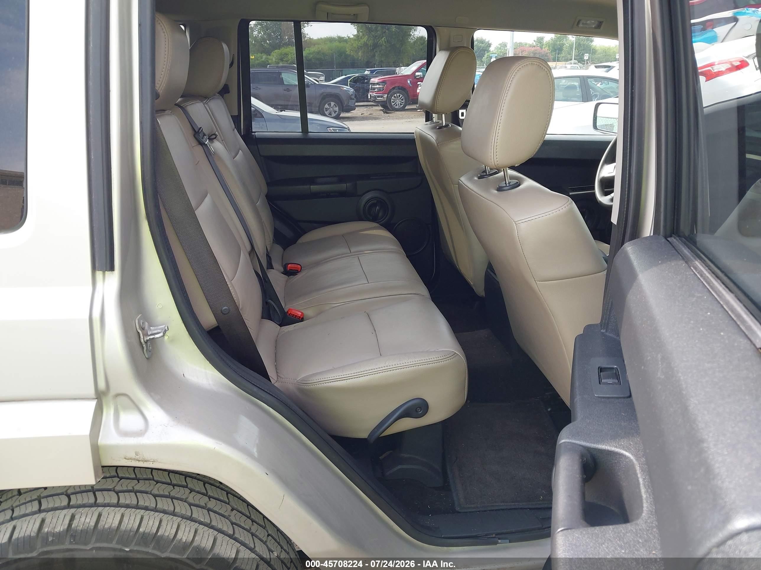 2008 Jeep Commander Sport Beige vin: 1J8HH48K28C155614