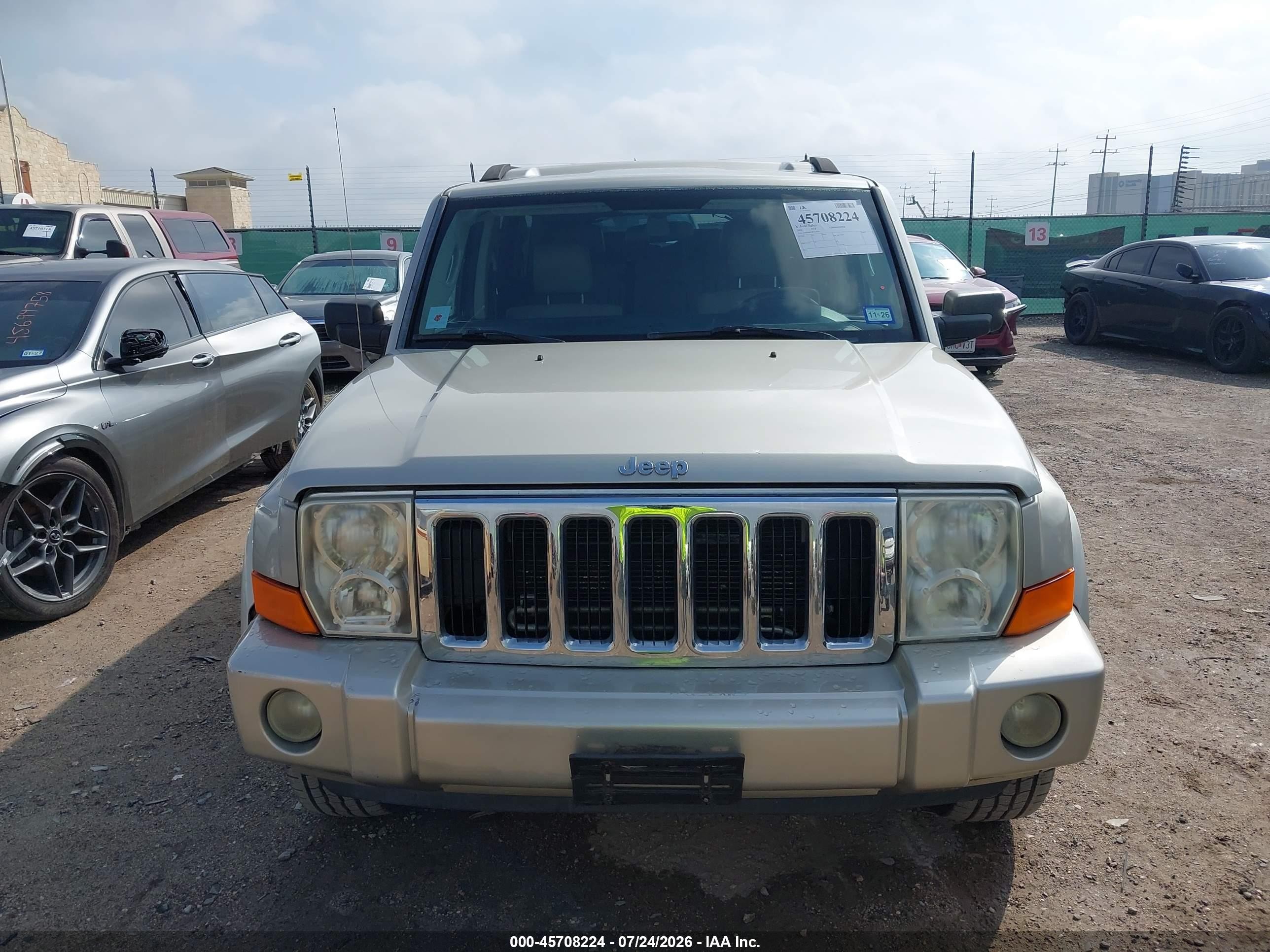 2008 Jeep Commander Sport Beige vin: 1J8HH48K28C155614