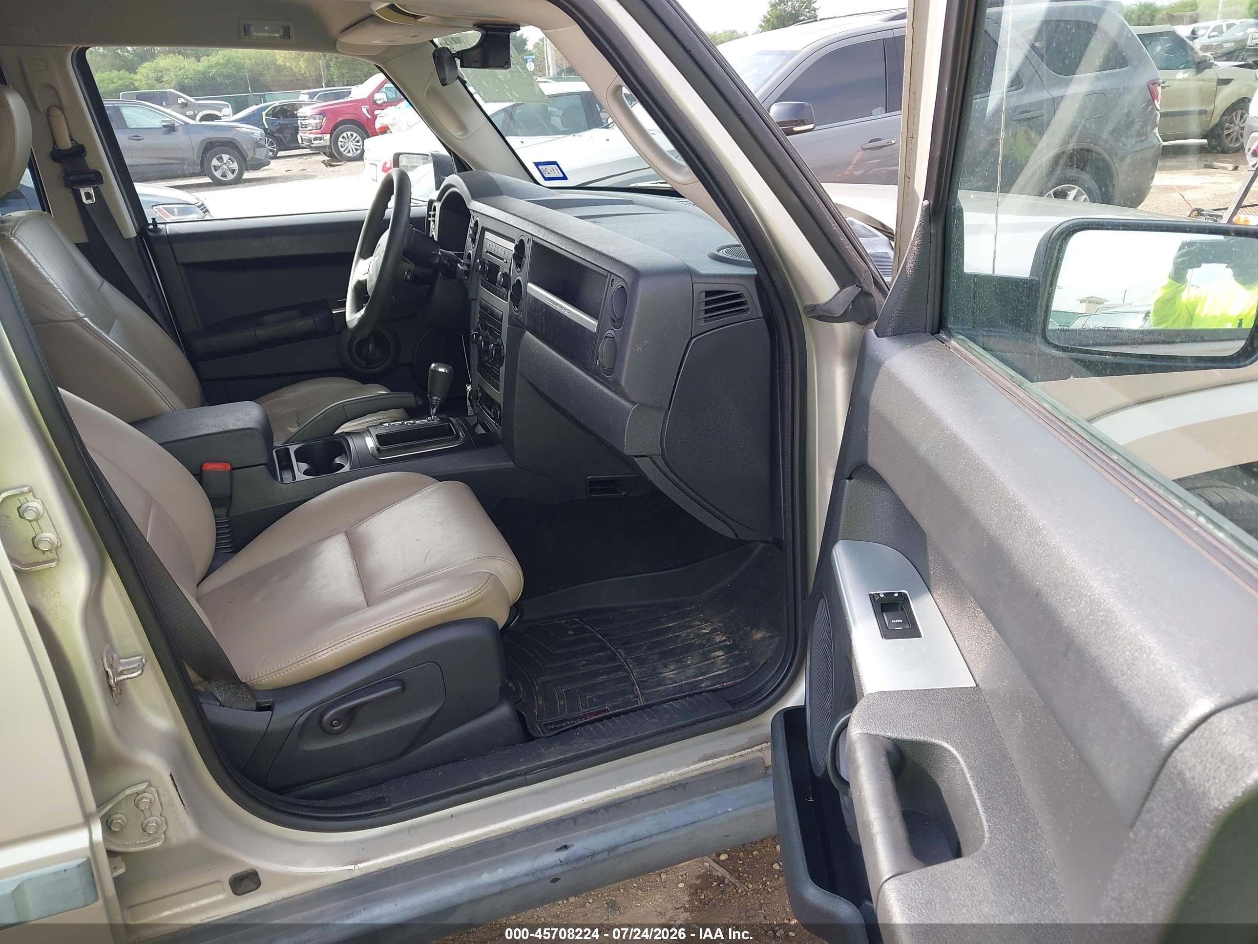 2008 Jeep Commander Sport Beige vin: 1J8HH48K28C155614