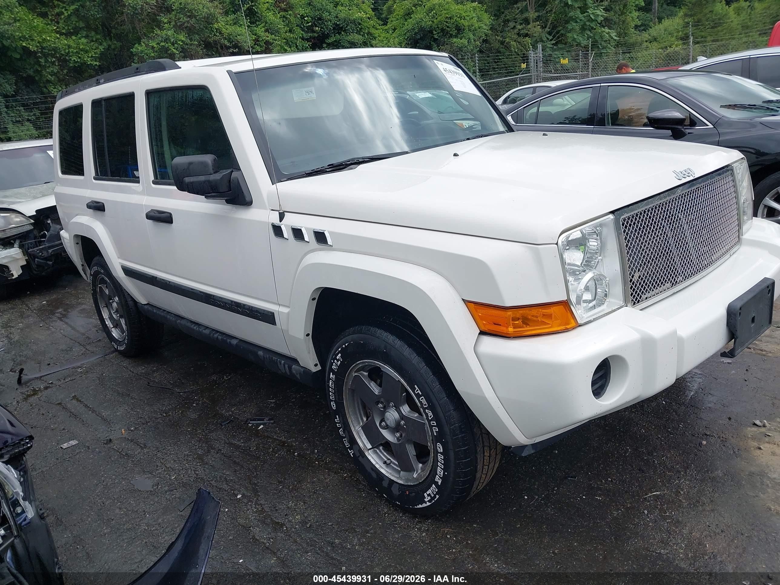 2006 Jeep Commander   White vin: 1J8HH48K46C206575