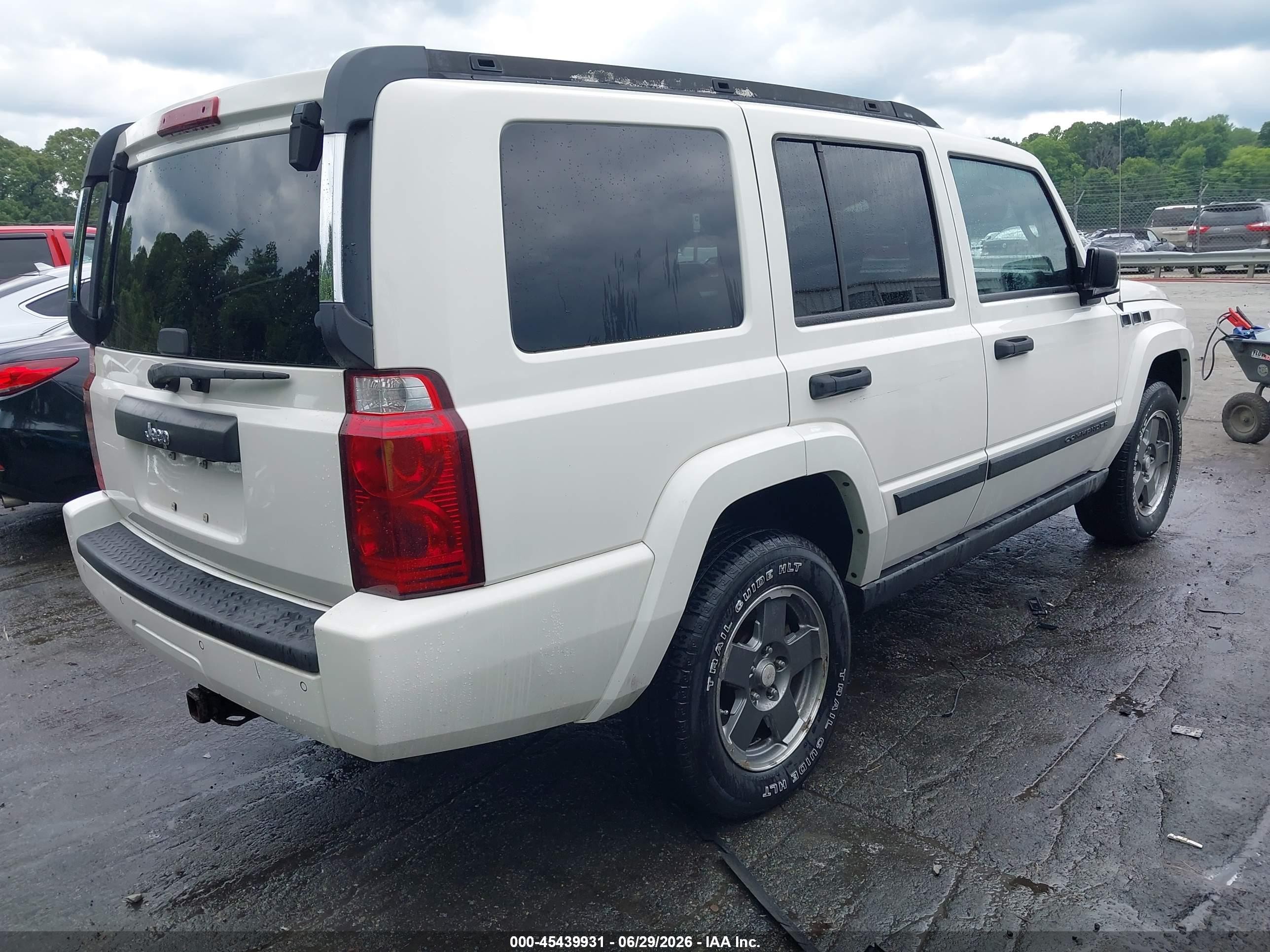 2006 Jeep Commander   White vin: 1J8HH48K46C206575