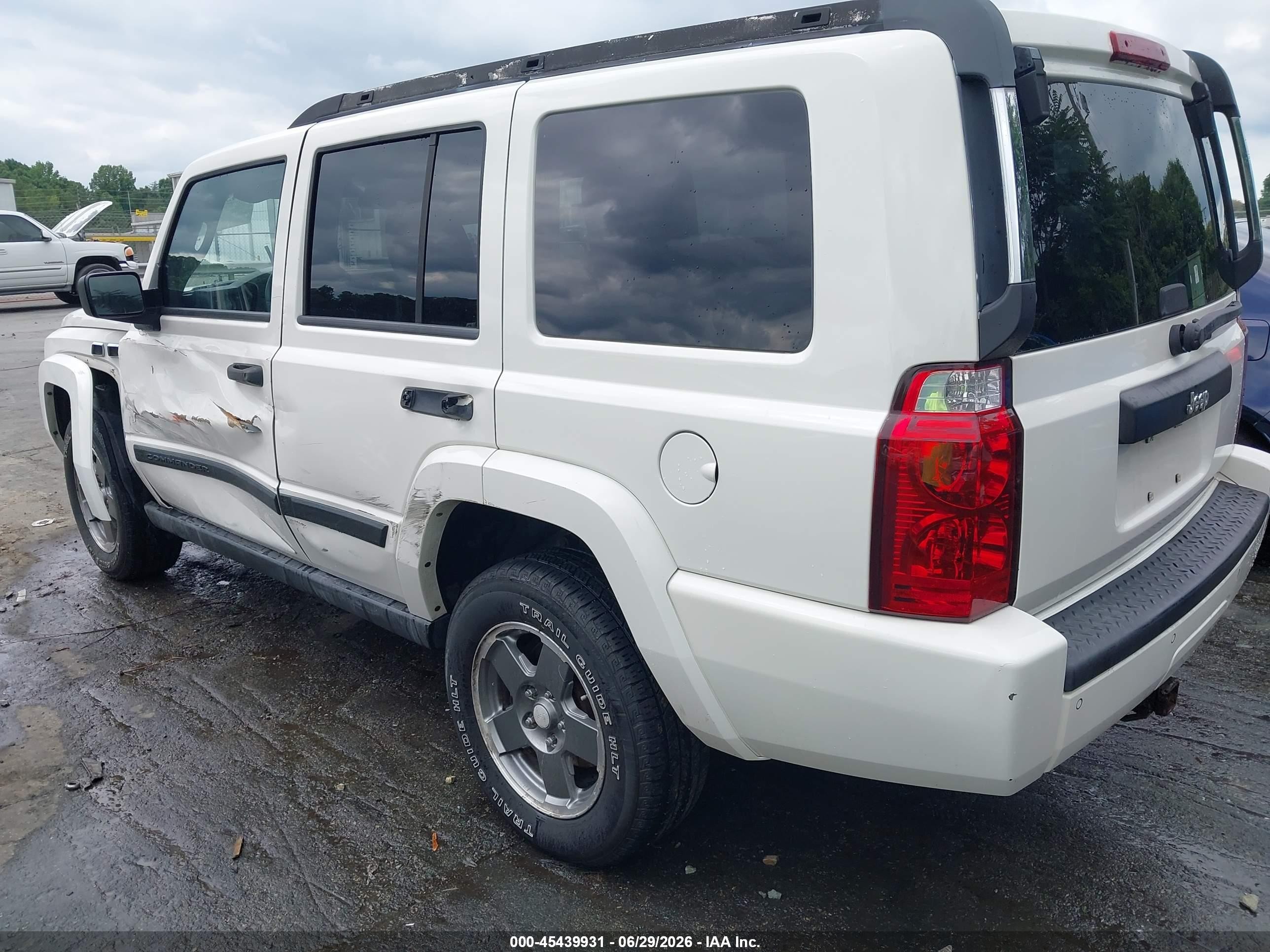 2006 Jeep Commander   White vin: 1J8HH48K46C206575