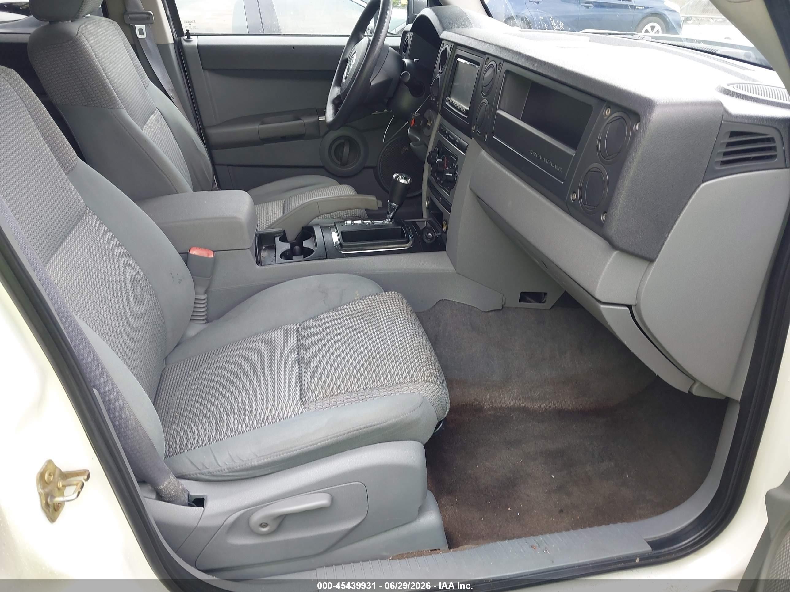 2006 Jeep Commander   White vin: 1J8HH48K46C206575