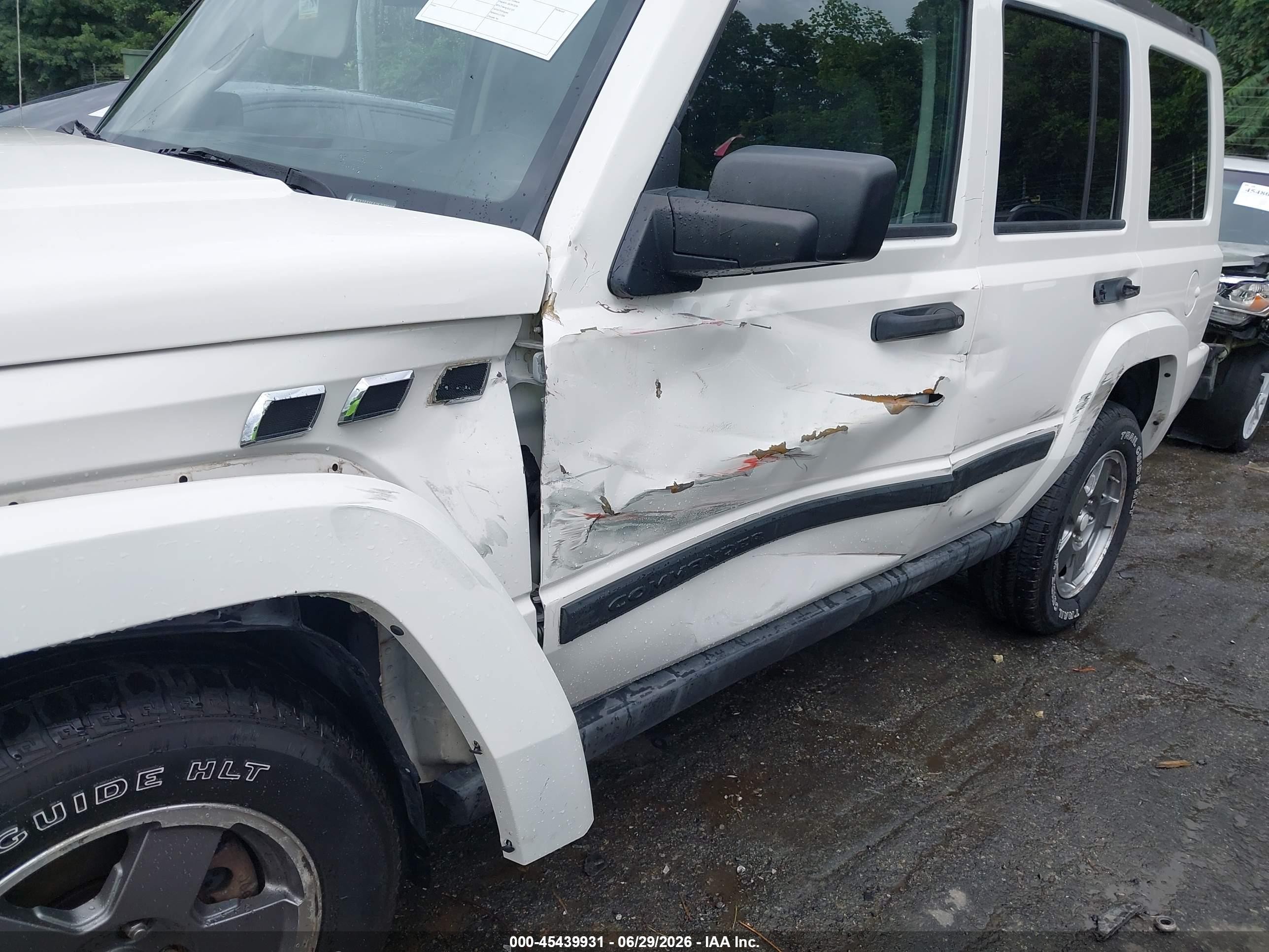 2006 Jeep Commander   White vin: 1J8HH48K46C206575