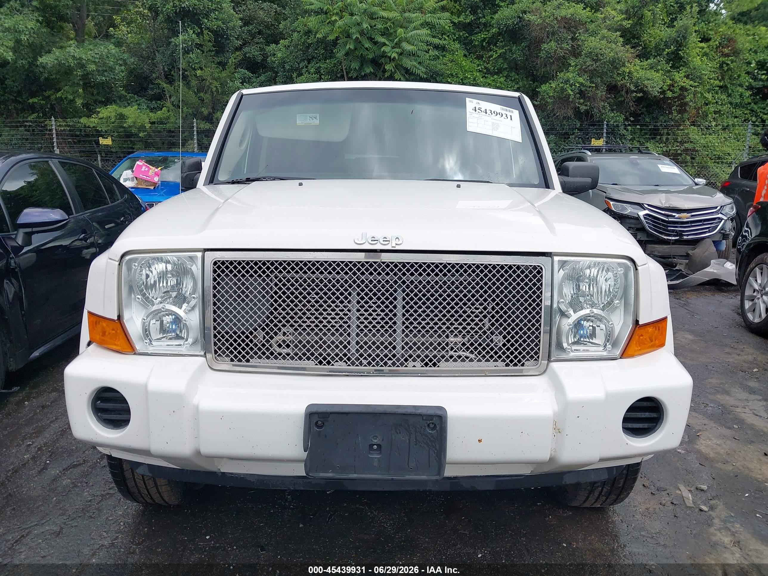 2006 Jeep Commander   White vin: 1J8HH48K46C206575