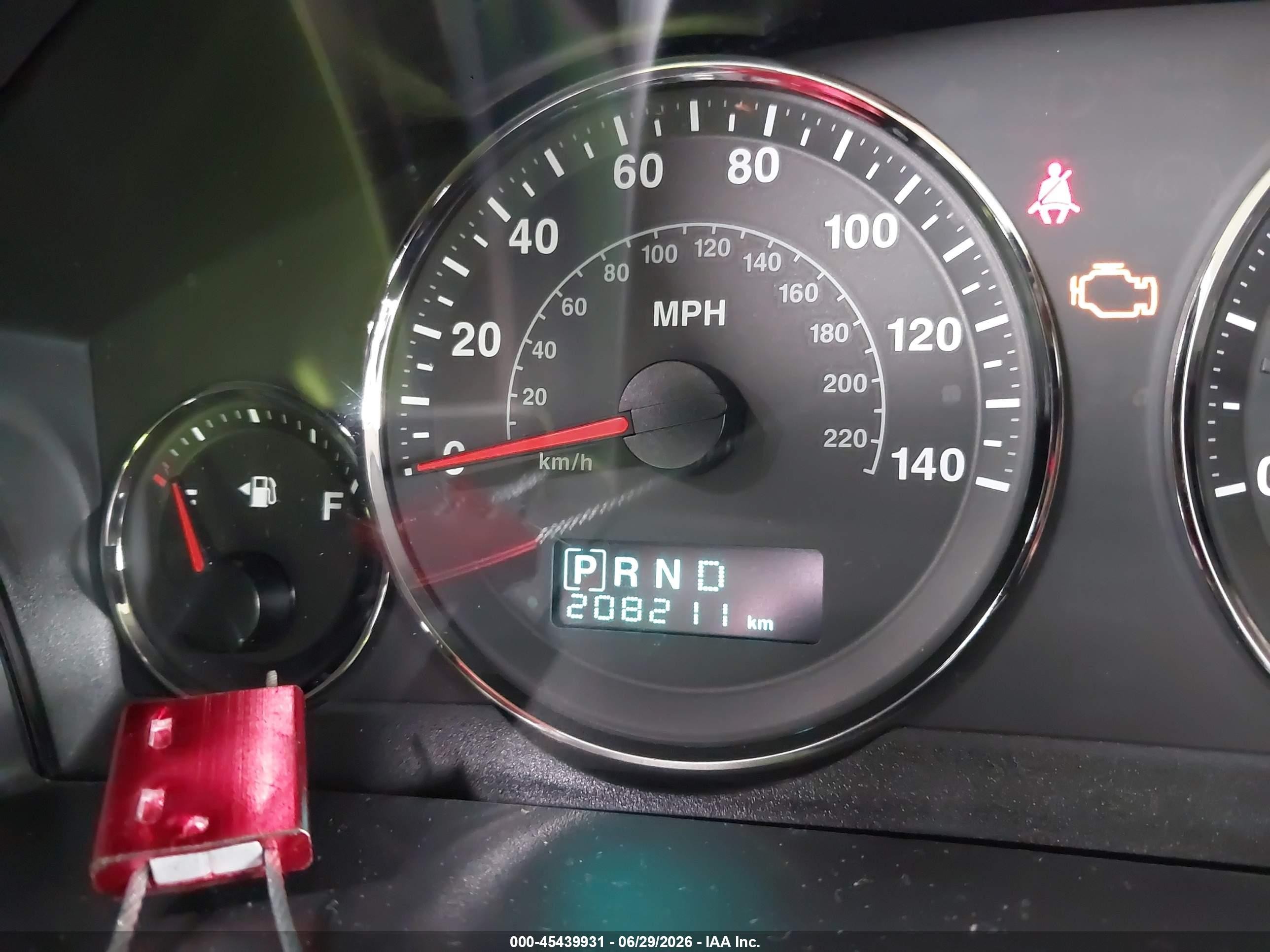 2006 Jeep Commander   White vin: 1J8HH48K46C206575