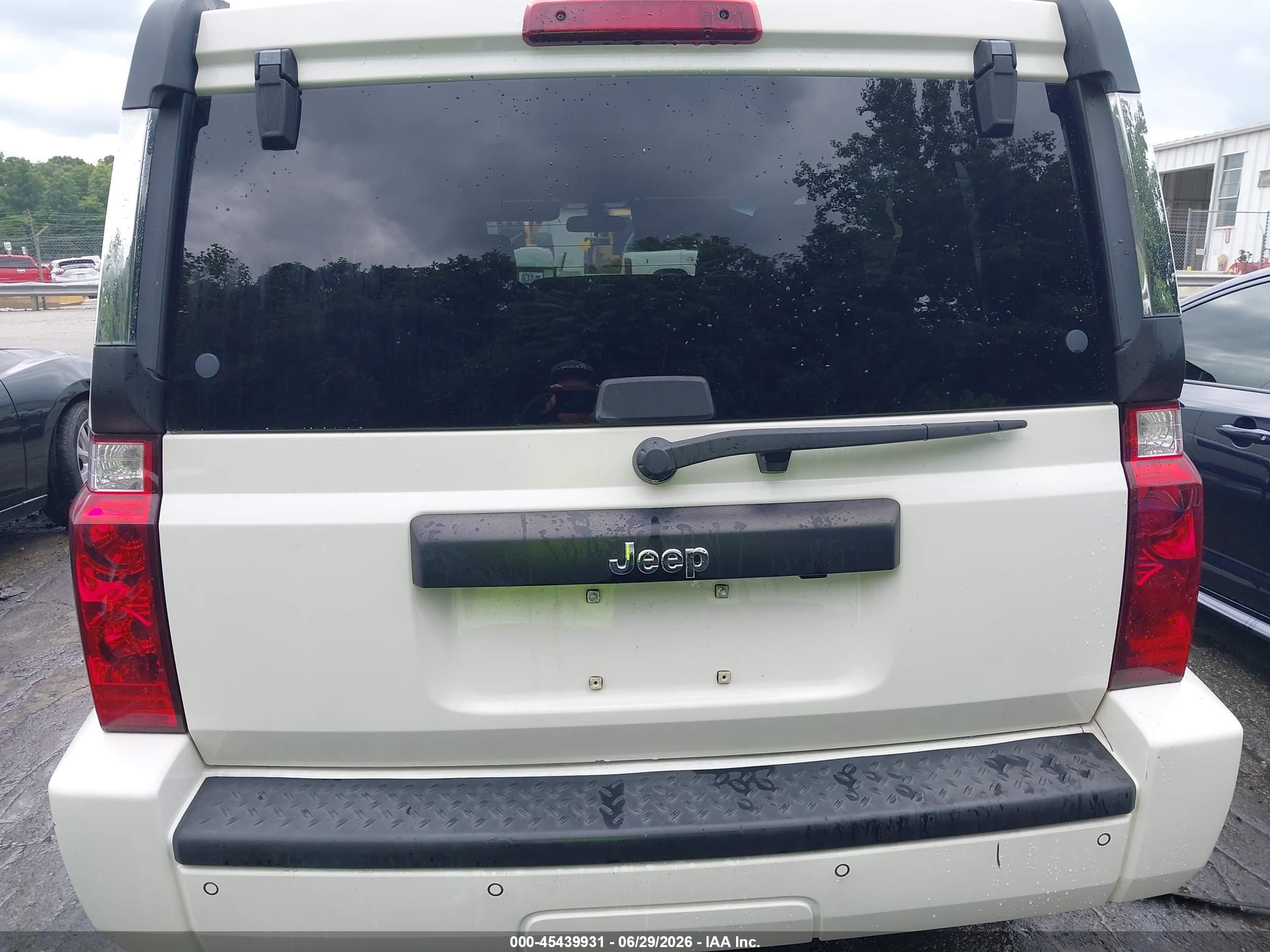 2006 Jeep Commander   White vin: 1J8HH48K46C206575