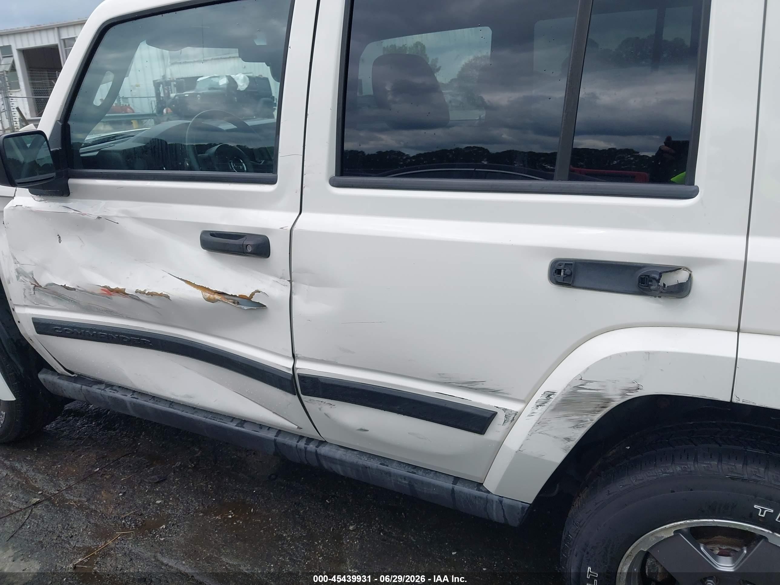 2006 Jeep Commander   White vin: 1J8HH48K46C206575