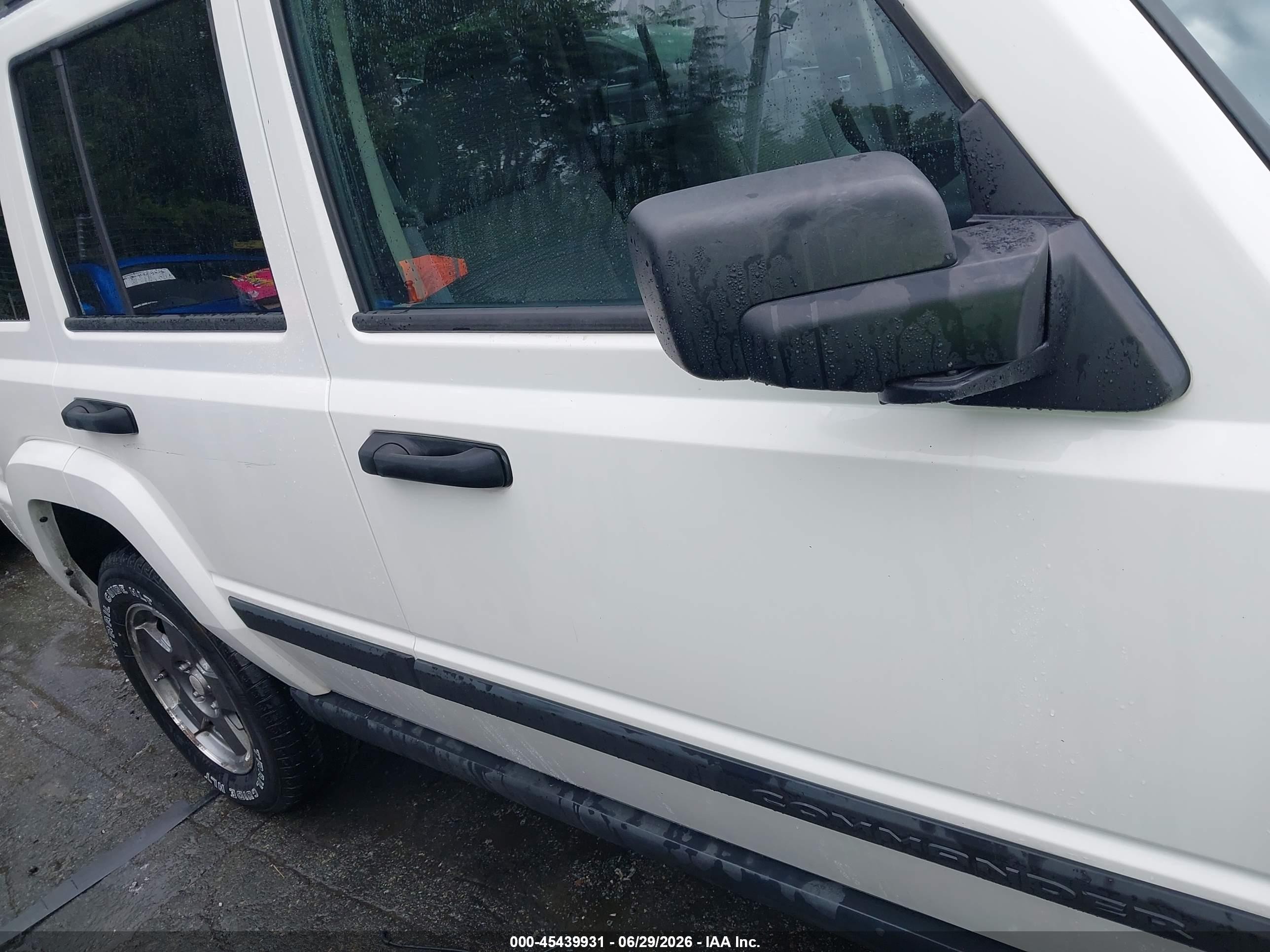 2006 Jeep Commander   White vin: 1J8HH48K46C206575