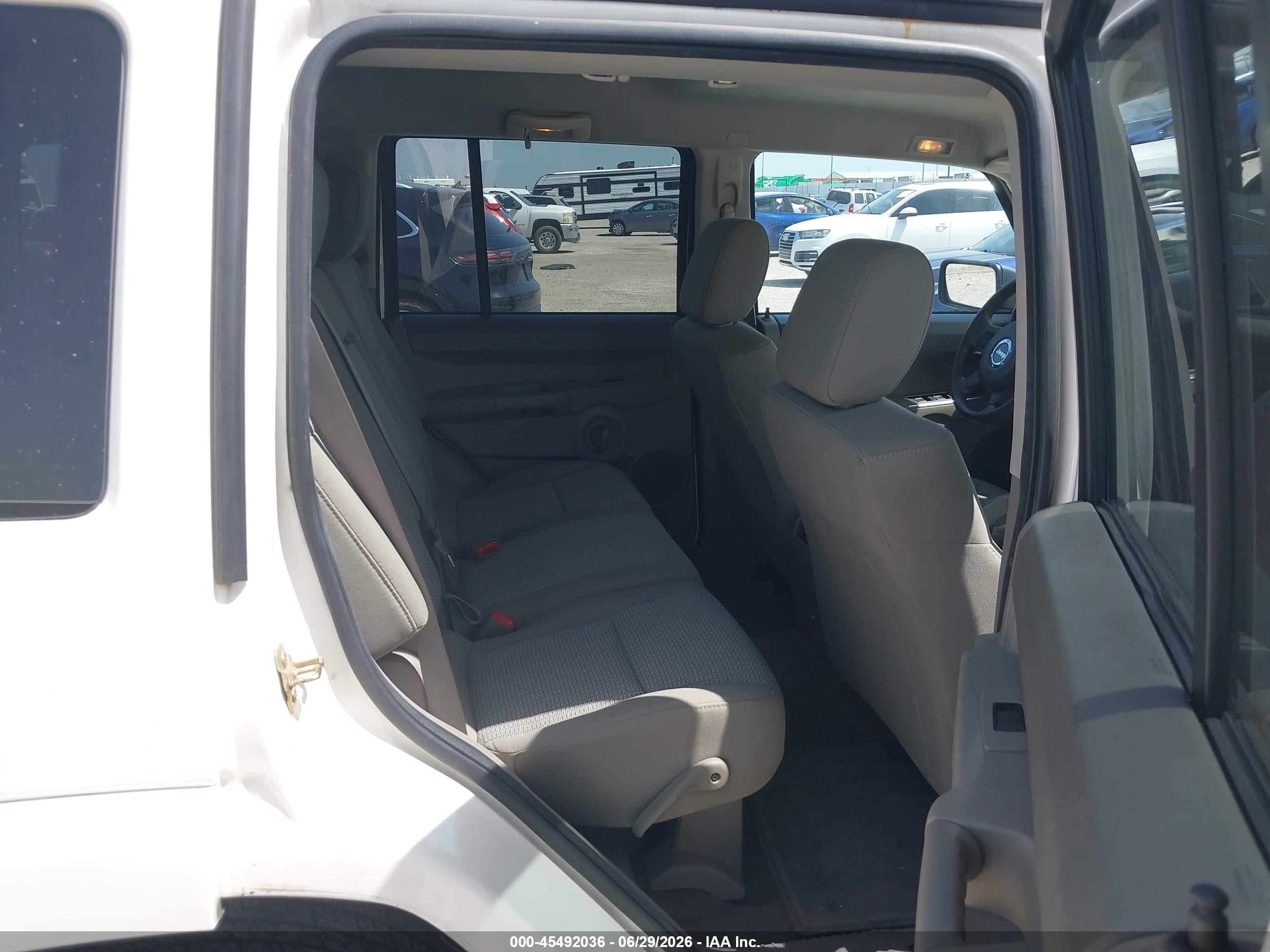 2007 Jeep Commander Sport Белый vin: 1J8HH48K57C630431