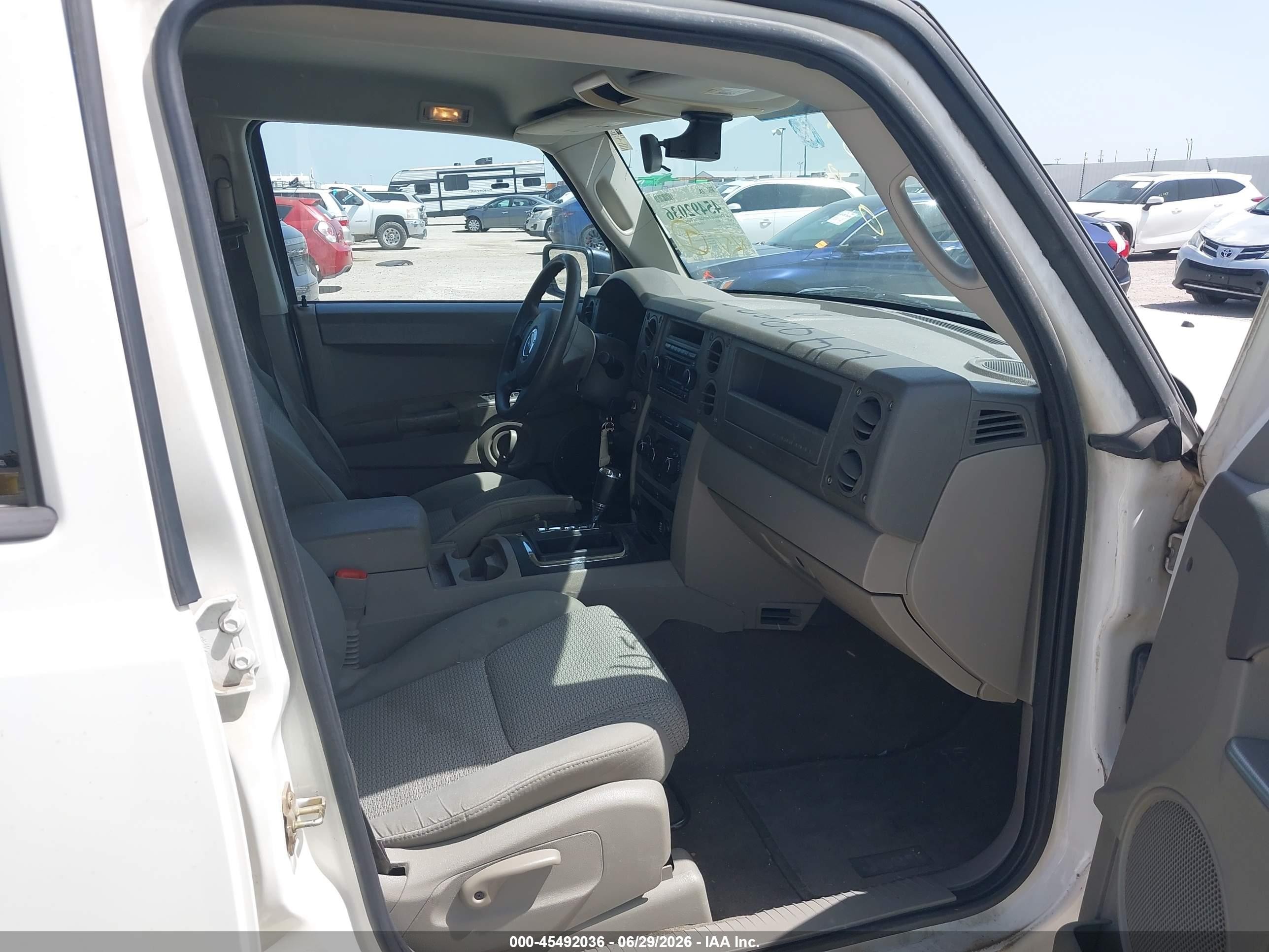 2007 Jeep Commander Sport Белый vin: 1J8HH48K57C630431