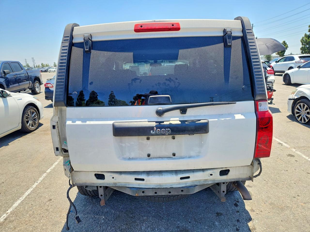 2008 Jeep Commander Sport Белый vin: 1J8HH48K78C114802