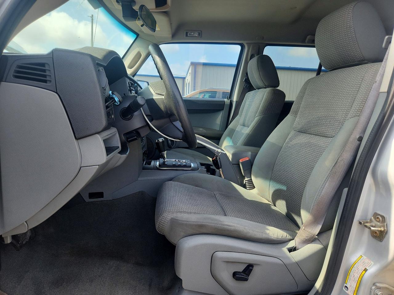 2006 Jeep Commander Серебряный vin: 1J8HH48K86C203470