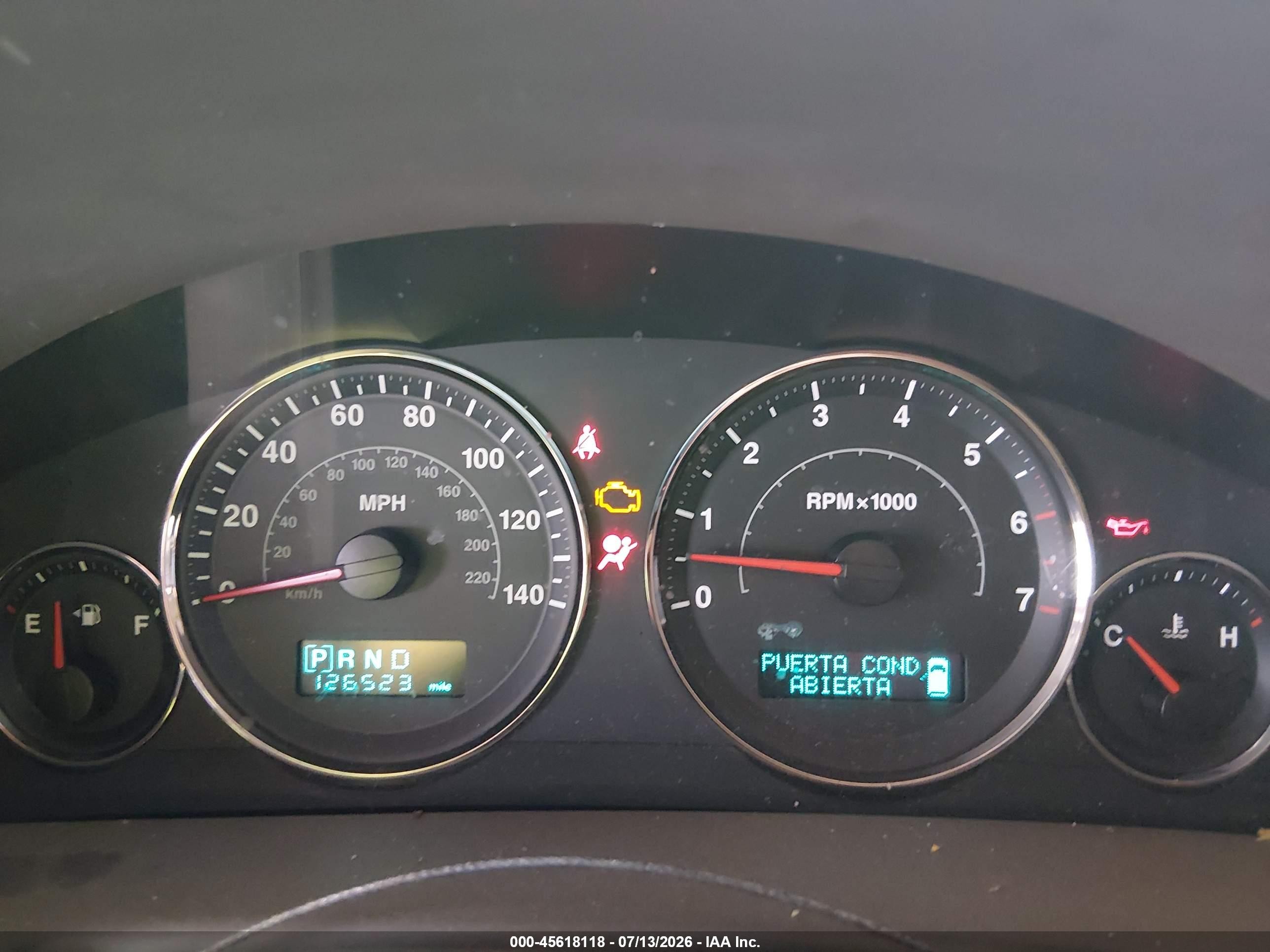 2006 Jeep Commander   White vin: 1J8HH48N26C130123