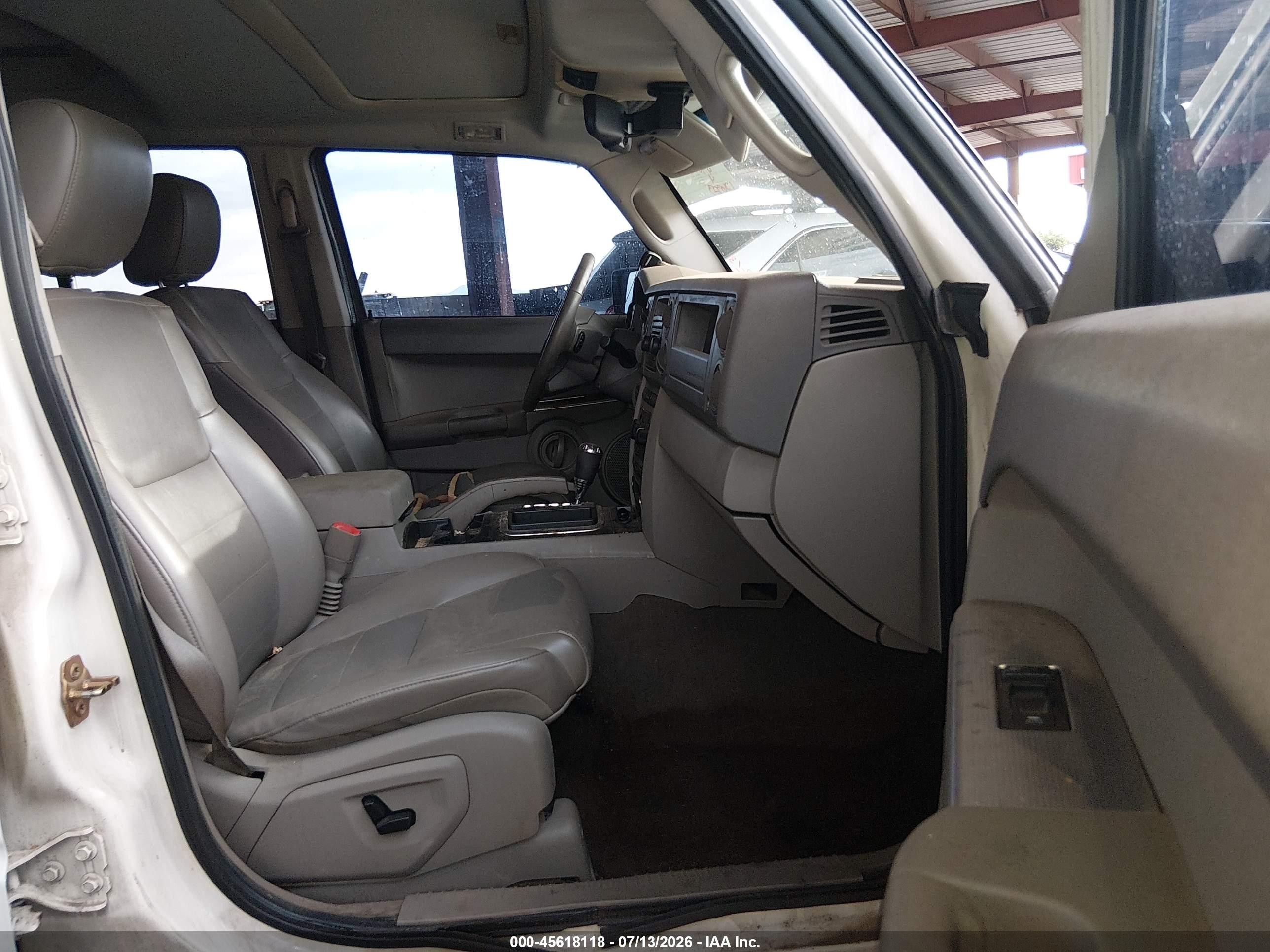 2006 Jeep Commander   White vin: 1J8HH48N26C130123