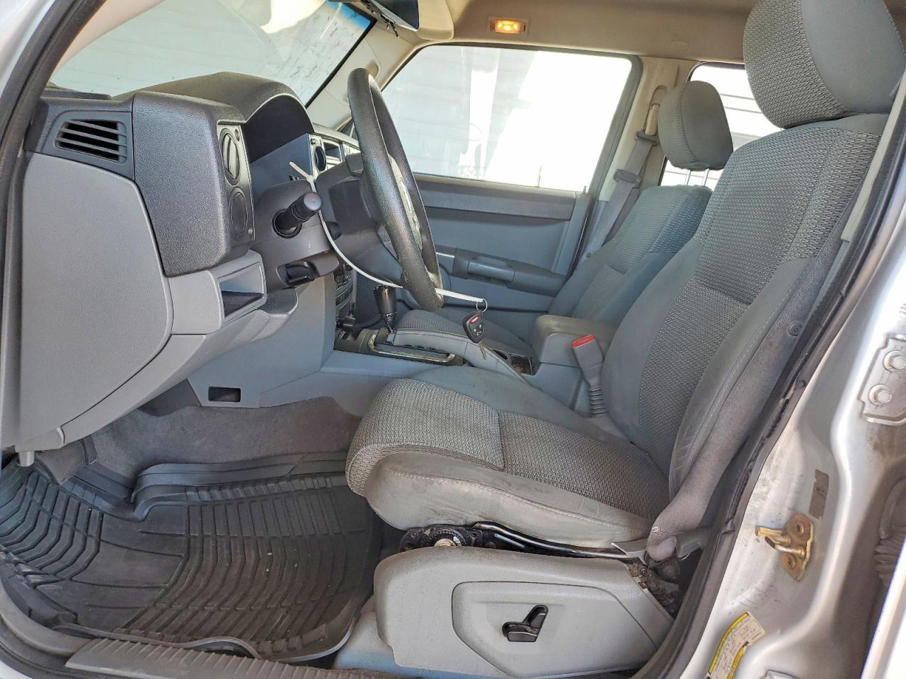 2006 Jeep Commander Silver vin: 1J8HH48N76C340832