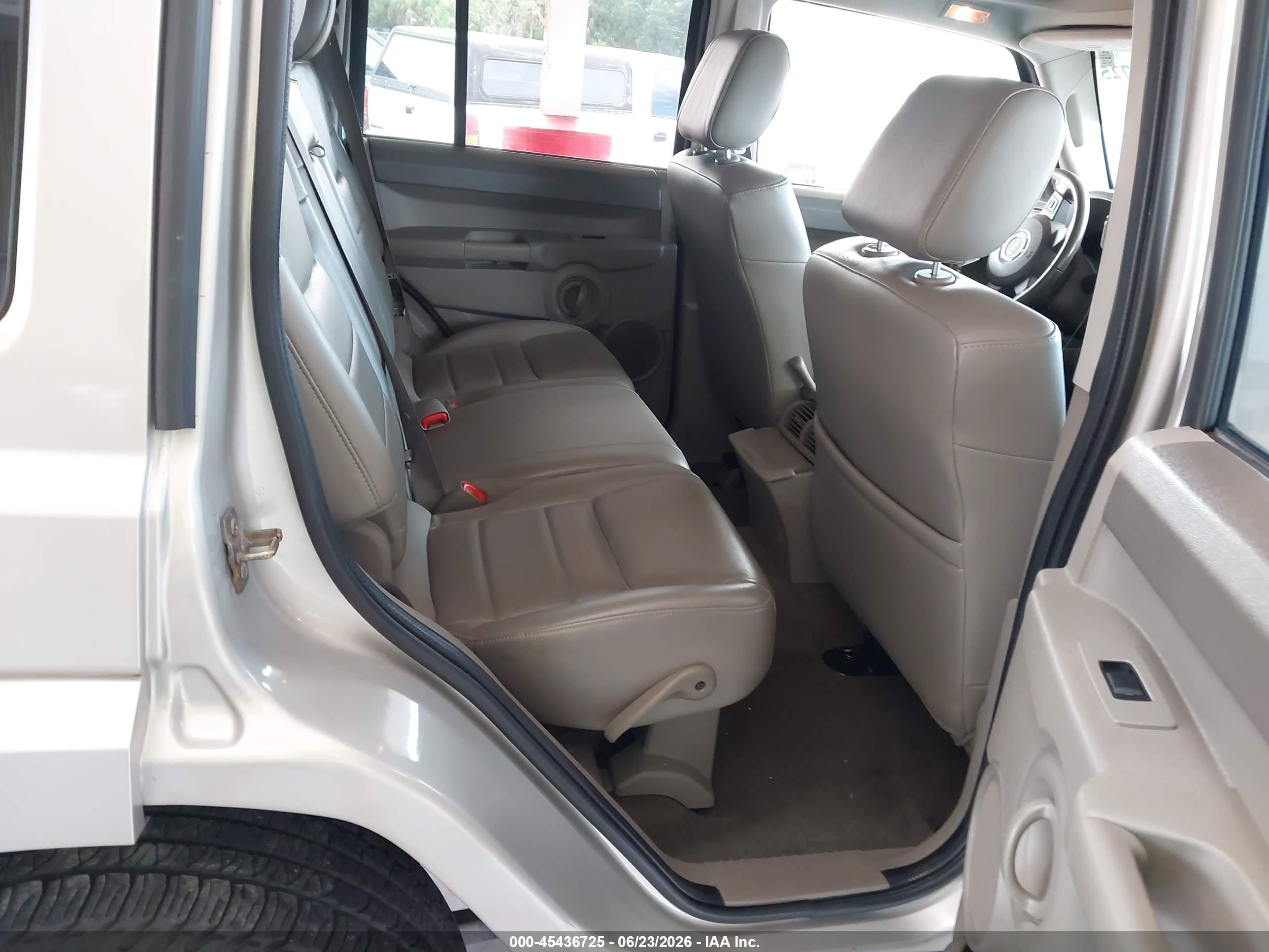 2007 Jeep Commander Sport Beige vin: 1J8HH48P57C578083