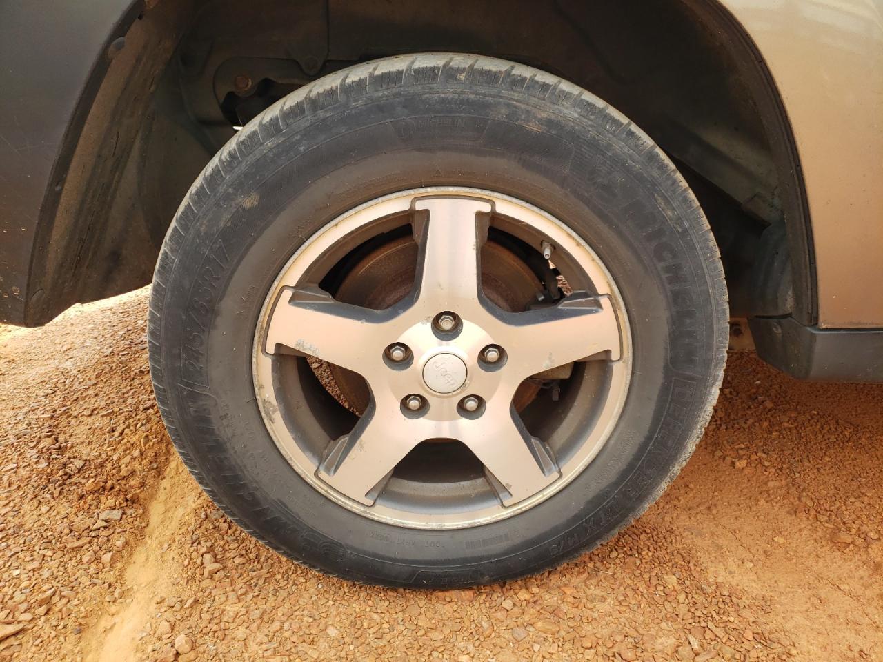 2005 Jeep Grand Cherokee Laredo Tan vin: 1J8HR48N45C690690 Damage: Right Rear Wheel, Curb Rash, > 12 Inches