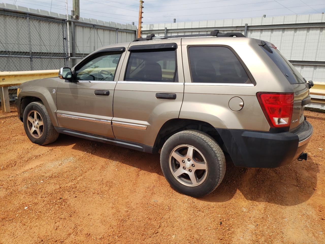 2005 Jeep Grand Cherokee Laredo Tan vin: 1J8HR48N45C690690 Damage: Left Qtr Panel, Dent(S) W/No Paint Dmg, 3 To 4 Inches