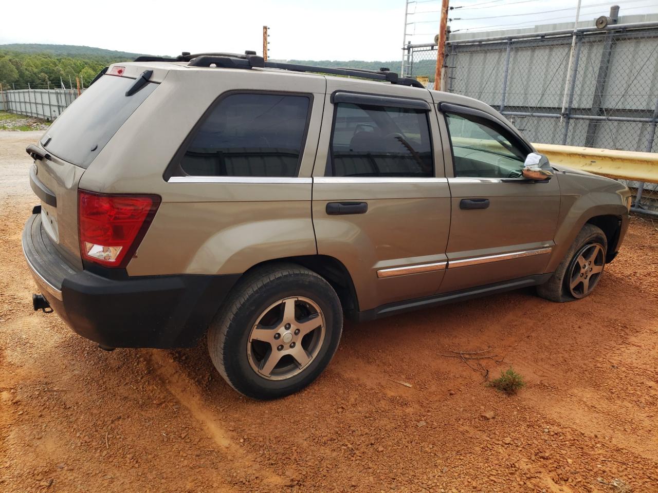2005 Jeep Grand Cherokee Laredo Tan vin: 1J8HR48N45C690690 Damage: Right Qtr Panel, Rust, 1/2 To 1 Inch