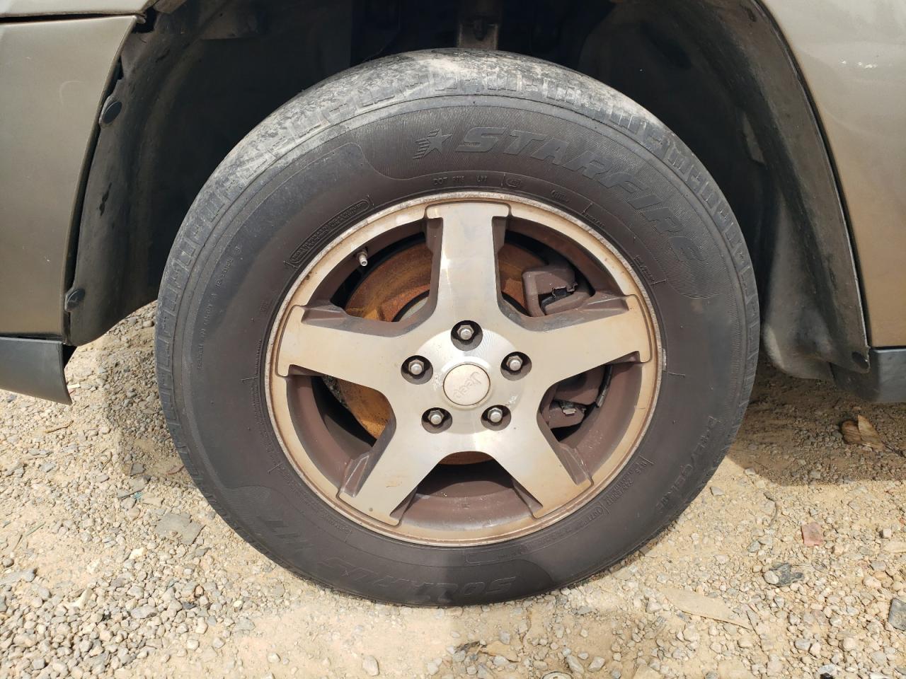 2005 Jeep Grand Cherokee Laredo Tan vin: 1J8HR48N45C690690 Damage: Left Front Wheel, Curb Rash, 11 To 12 Inches