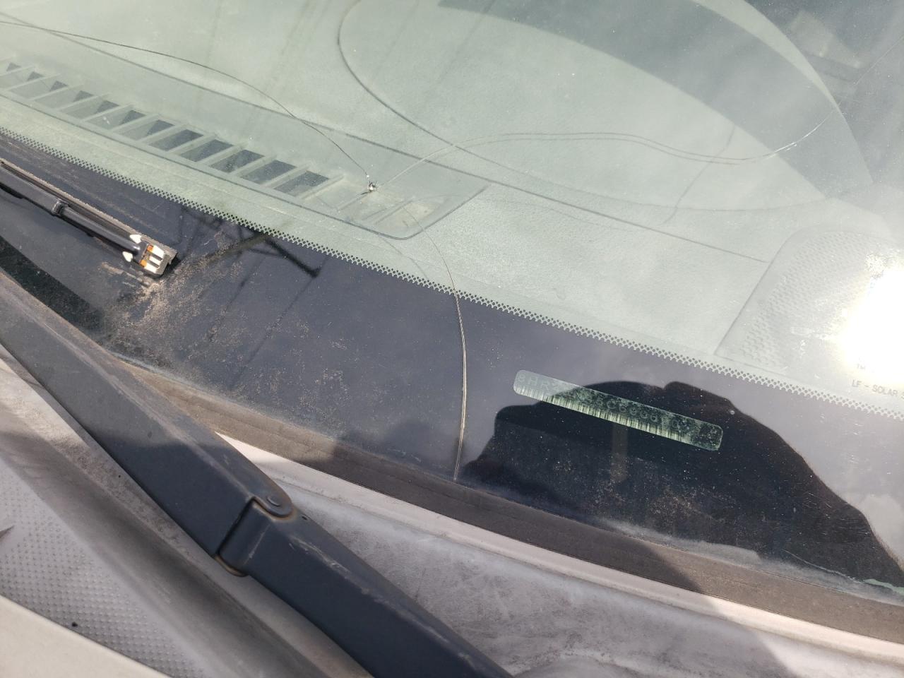 2005 Jeep Grand Cherokee Laredo Tan vin: 1J8HR48N45C690690 Damage: Windshield, Cracked, > 12 Inches