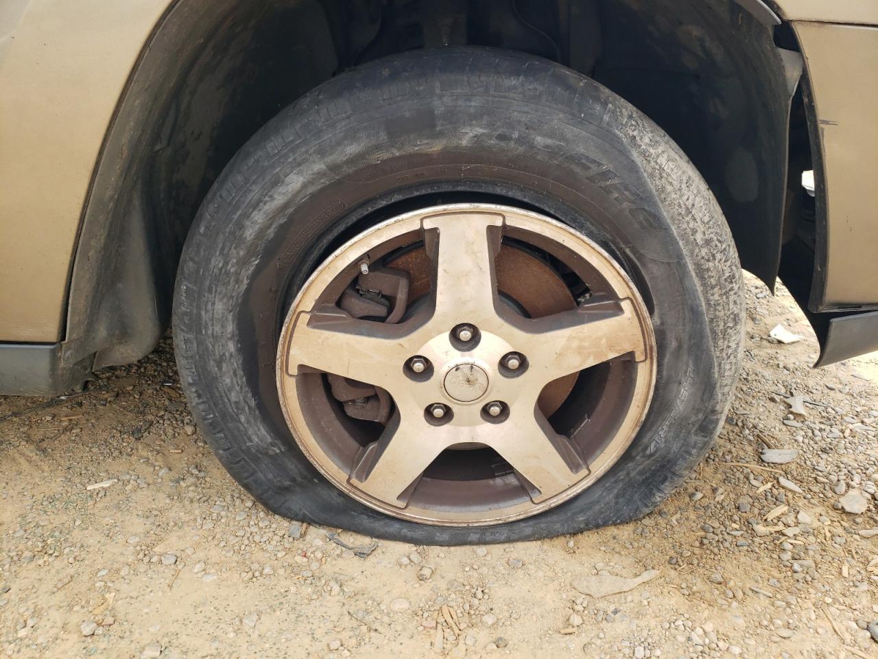2005 Jeep Grand Cherokee Laredo Tan vin: 1J8HR48N45C690690 Damage: Right Front Wheel, Curb Rash, > 12 Inches