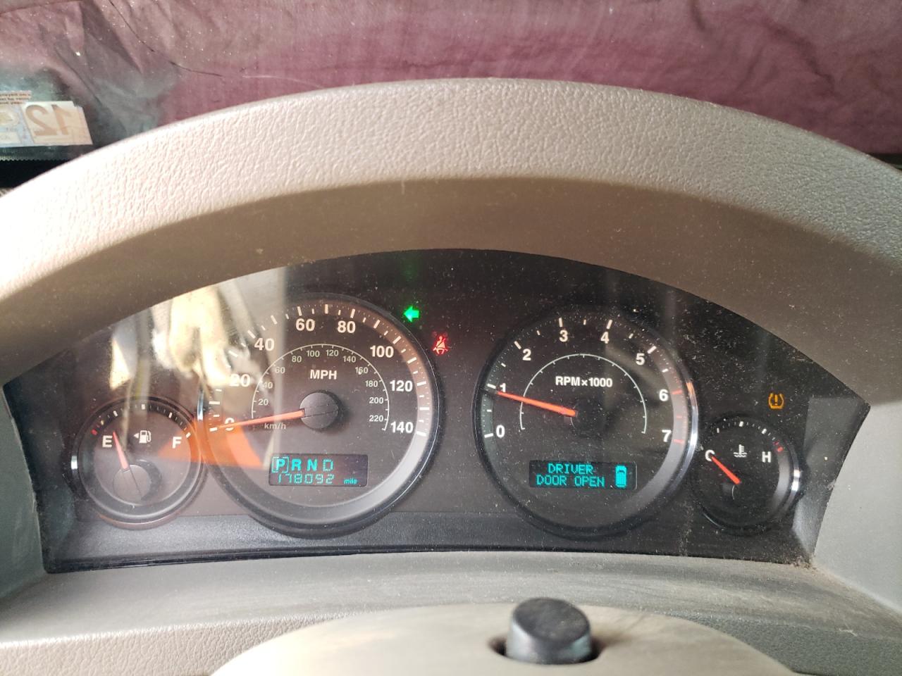 2005 Jeep Grand Cherokee Laredo Tan vin: 1J8HR48N45C690690 Damage: Warning - Tire Pressure, On, Unacceptable