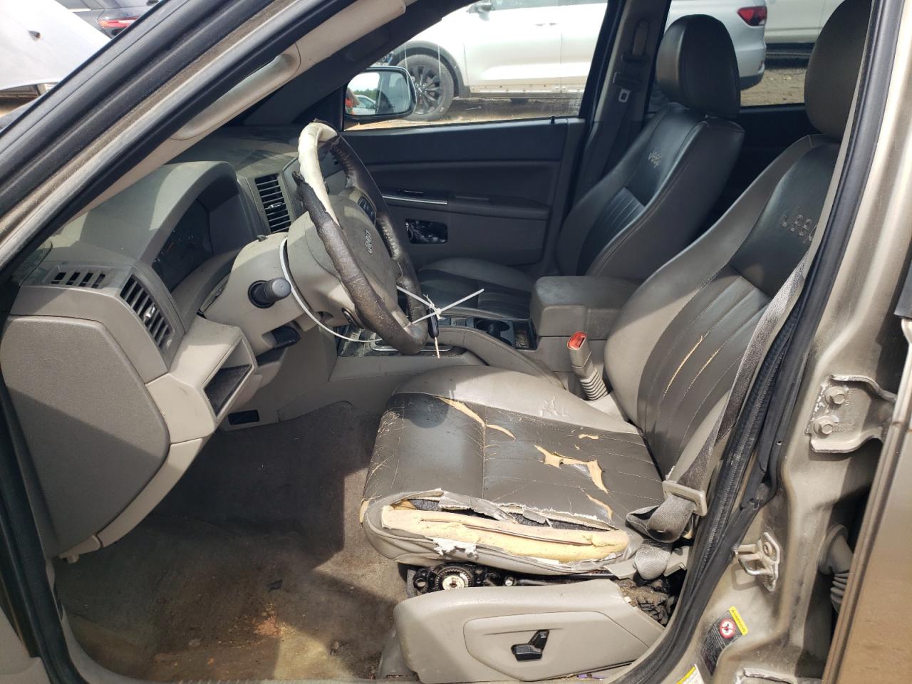 2005 Jeep Grand Cherokee Laredo Tan vin: 1J8HR48N45C690690 Damage: Steering Wheel, Worn, Replacement Required