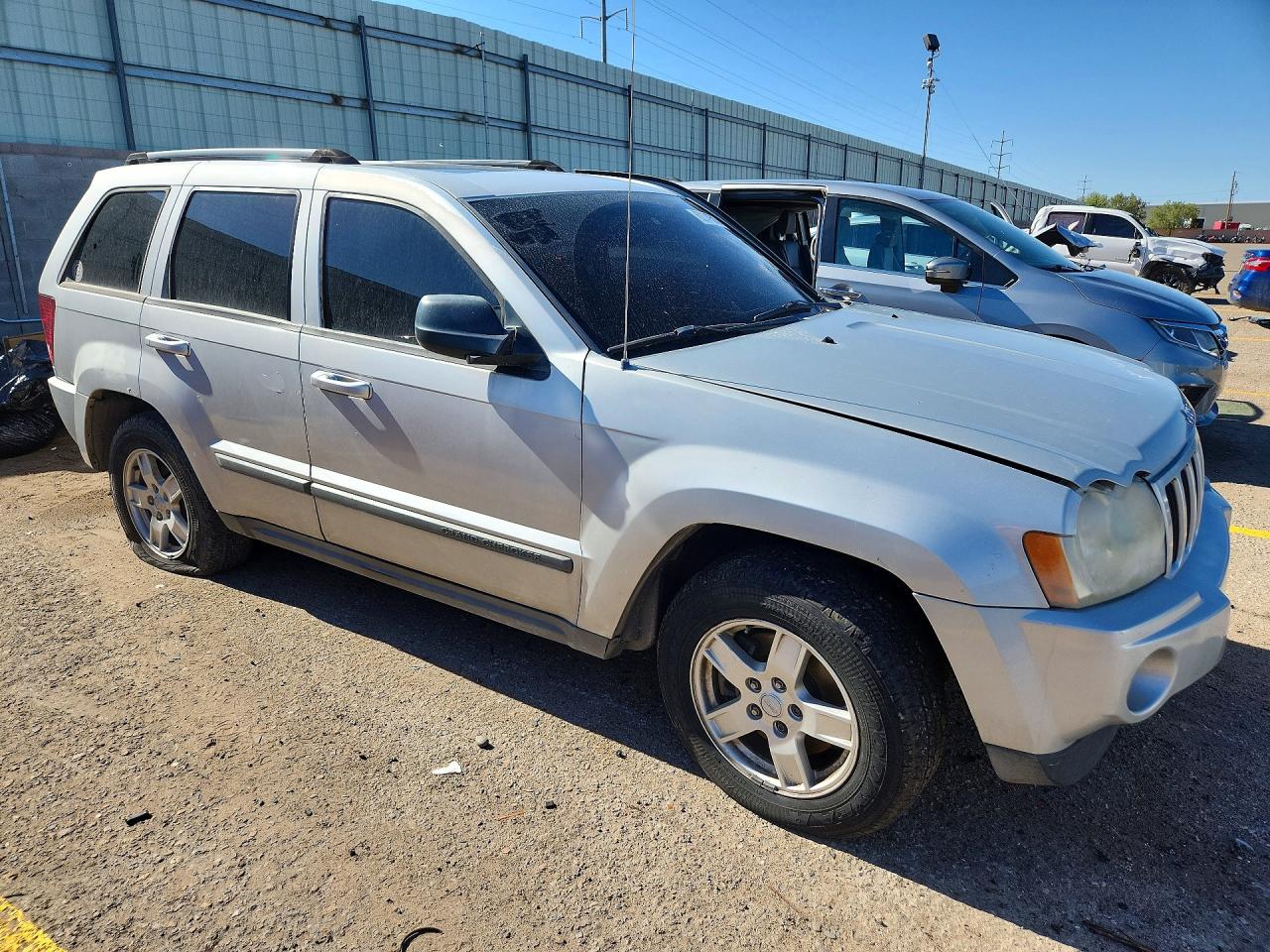 2007 Jeep Grand Cherokee Laredo Silver vin: 1J8HR48N47C588258