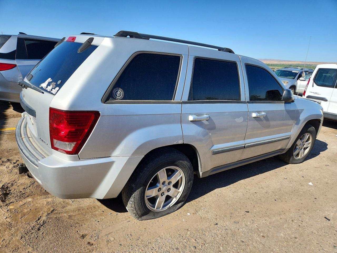 2007 Jeep Grand Cherokee Laredo Silver vin: 1J8HR48N47C588258
