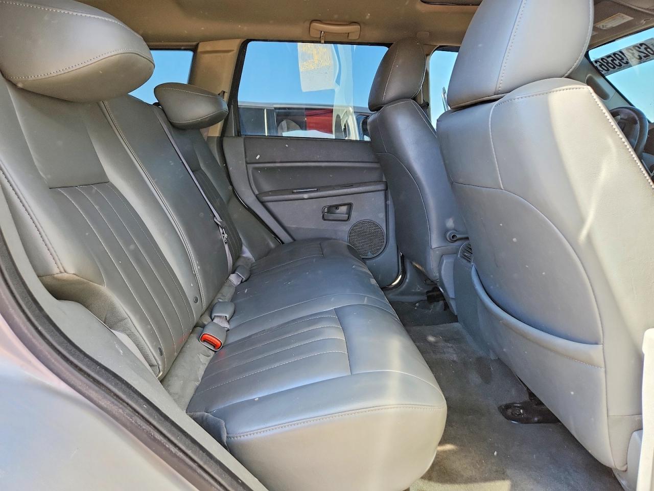 2007 Jeep Grand Cherokee Laredo Silver vin: 1J8HR48N47C588258