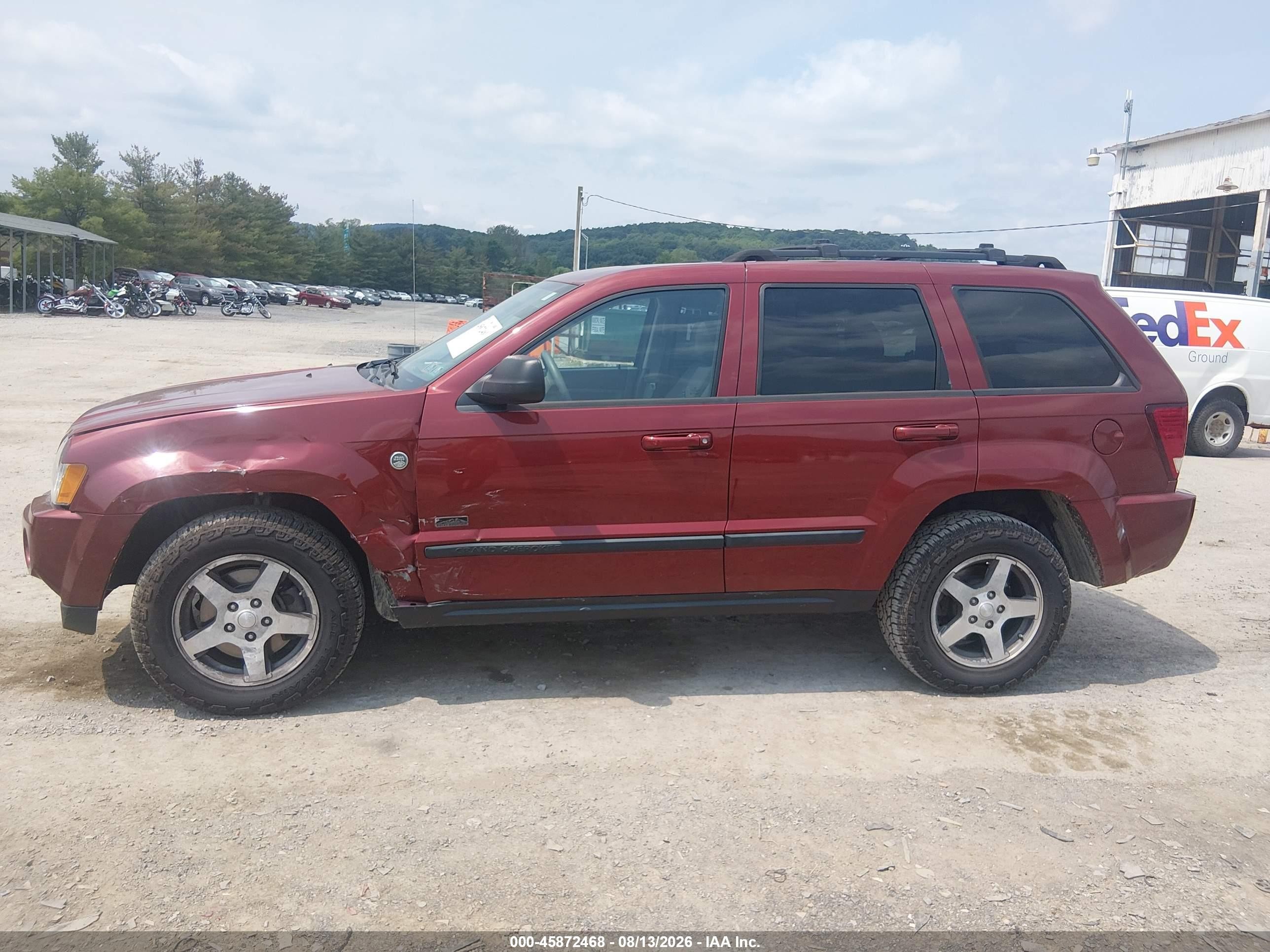 2007 Jeep Grand Cherokee Laredo Red vin: 1J8HR48N87C651765