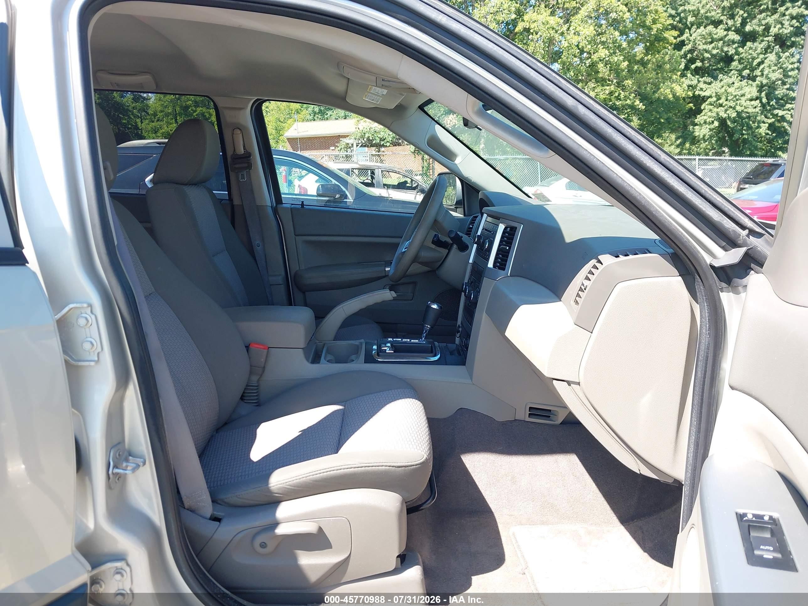 2008 Jeep Grand Cherokee Laredo Gold vin: 1J8HR48N88C204872