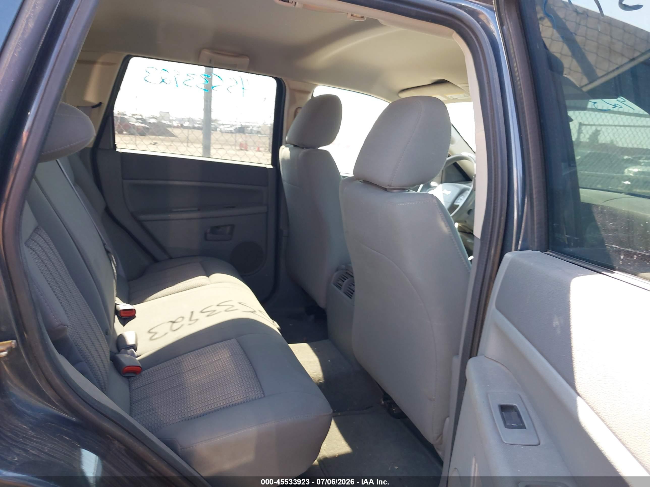 2007 Jeep Grand Cherokee Laredo Gray vin: 1J8HR48P37C645342