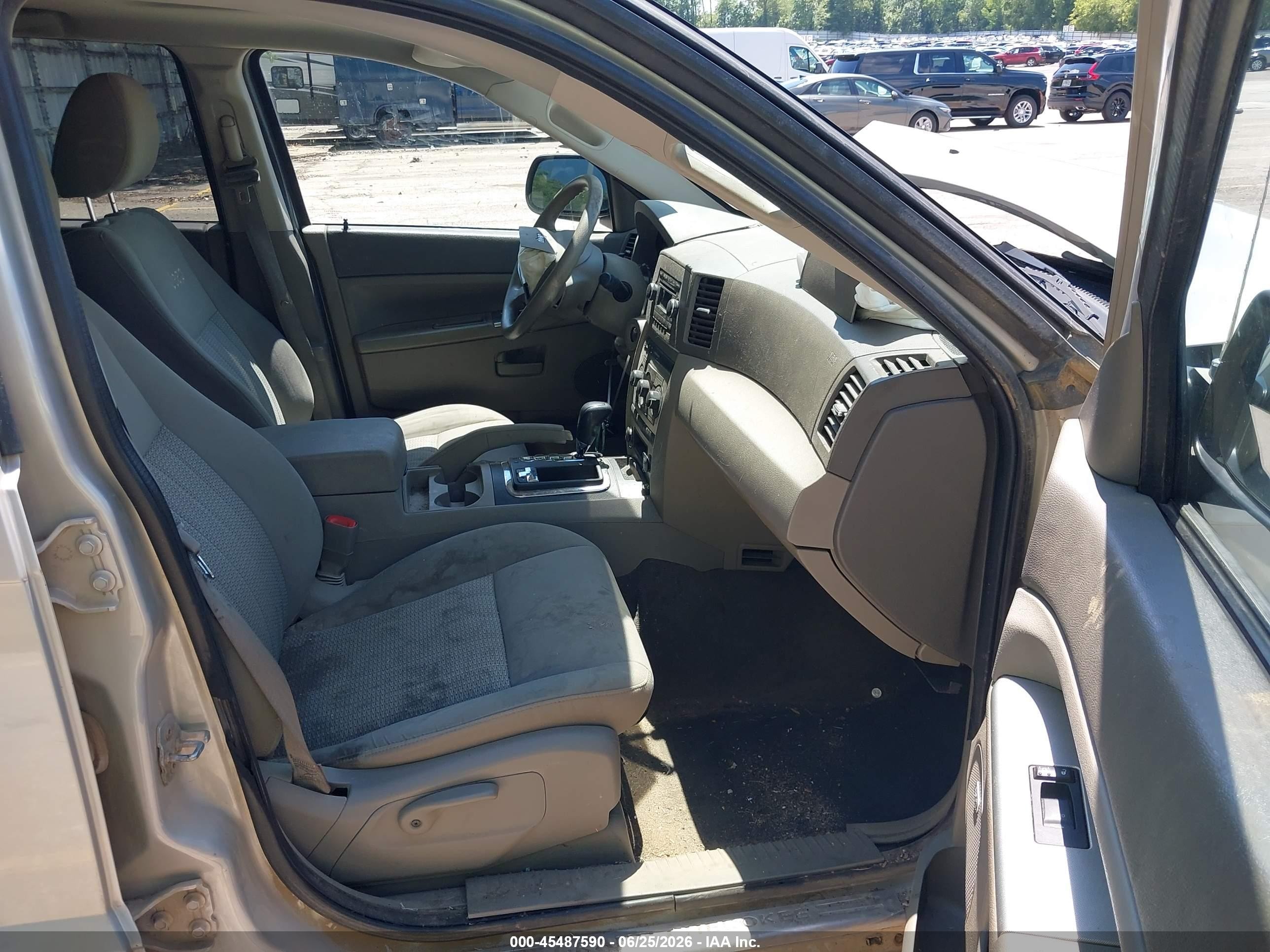 2007 Jeep Grand Cherokee Laredo Silver vin: 1J8HR48P37C695609