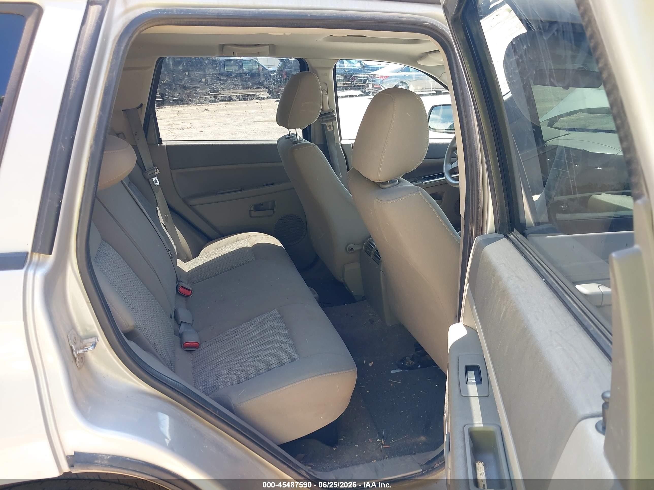 2007 Jeep Grand Cherokee Laredo Silver vin: 1J8HR48P37C695609