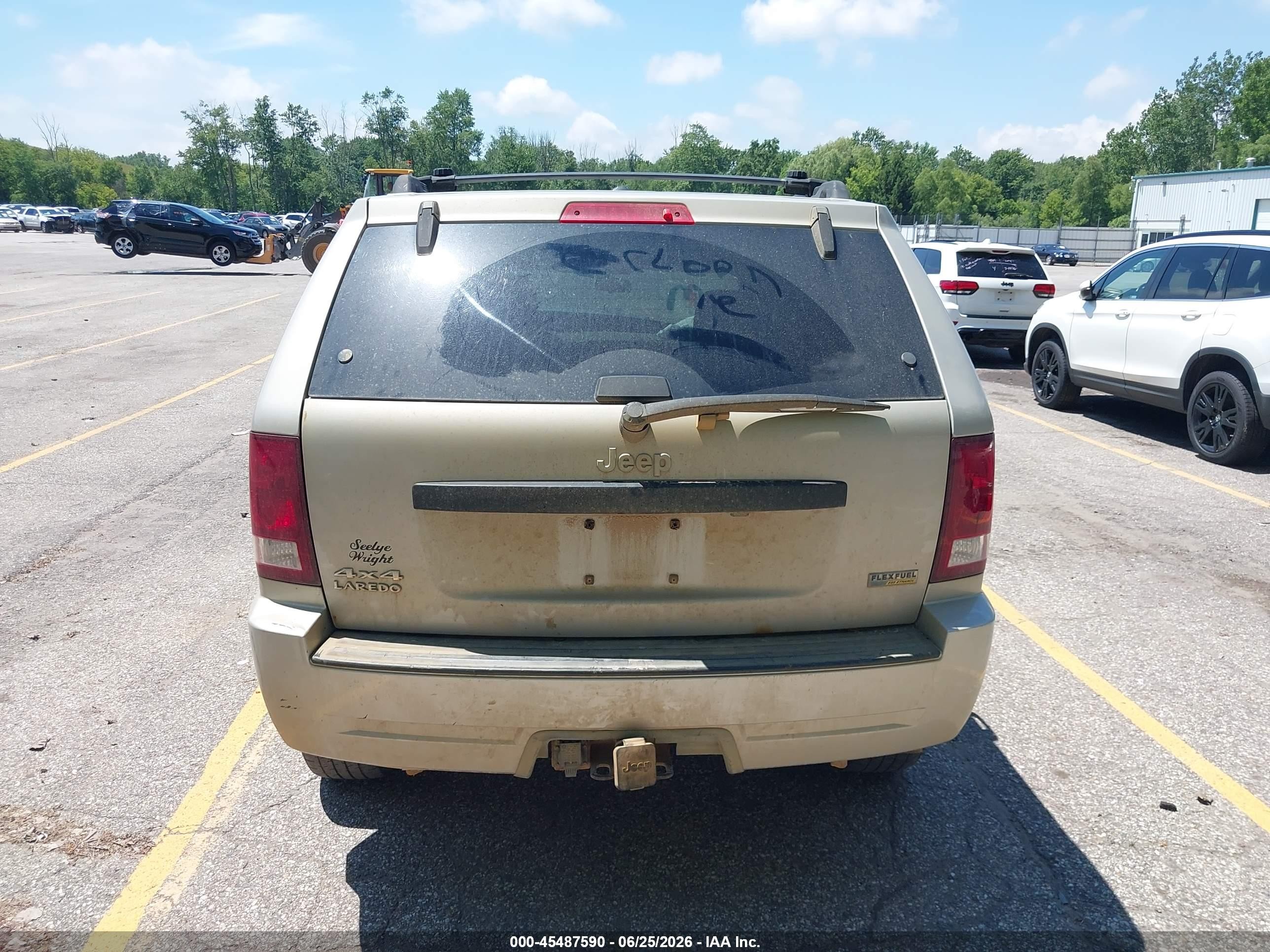 2007 Jeep Grand Cherokee Laredo Silver vin: 1J8HR48P37C695609