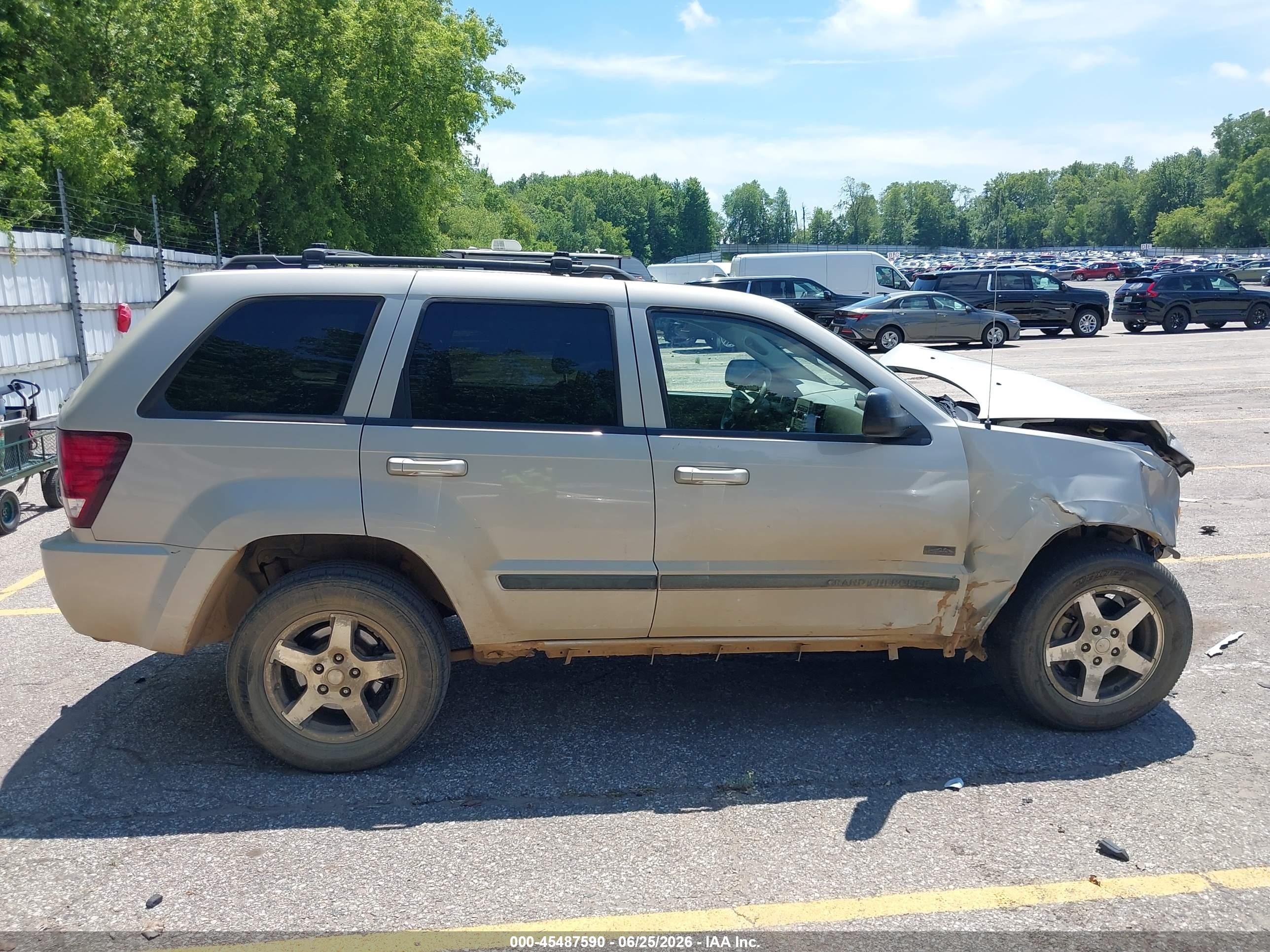 2007 Jeep Grand Cherokee Laredo Silver vin: 1J8HR48P37C695609