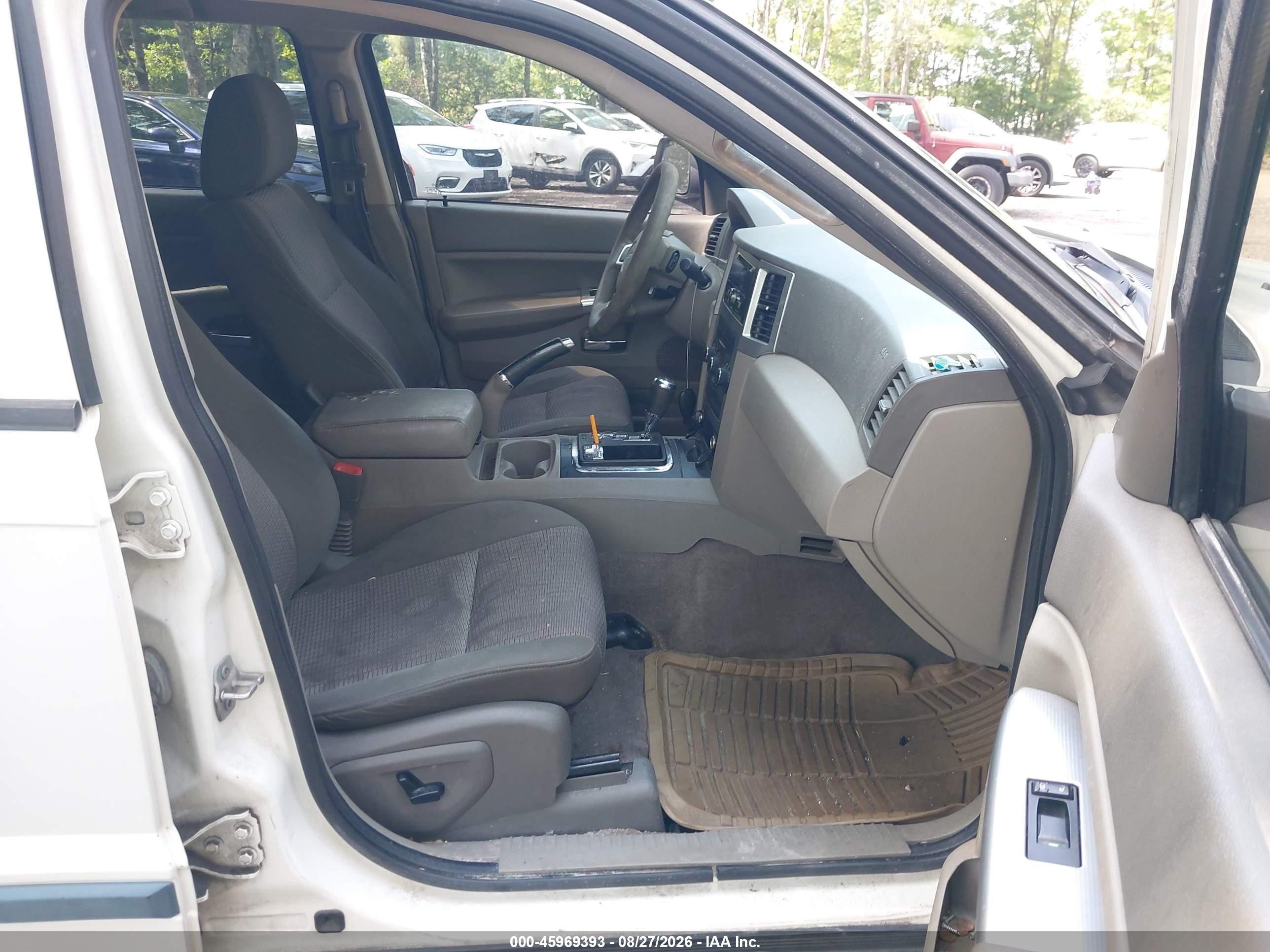 2009 Jeep Grand Cherokee Laredo Белый vin: 1J8HR48P89C545675