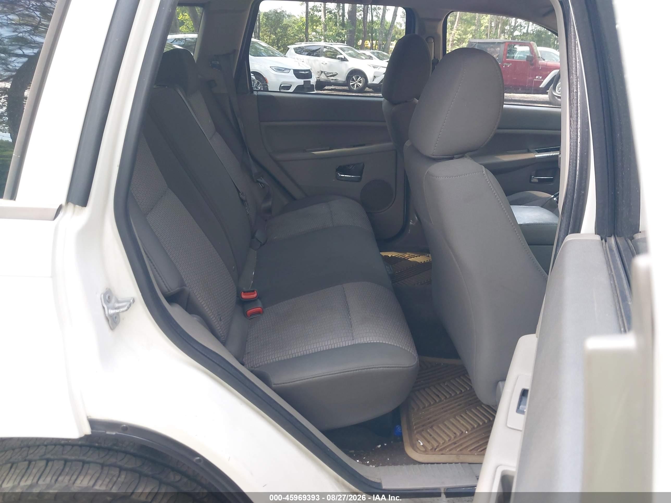 2009 Jeep Grand Cherokee Laredo Белый vin: 1J8HR48P89C545675