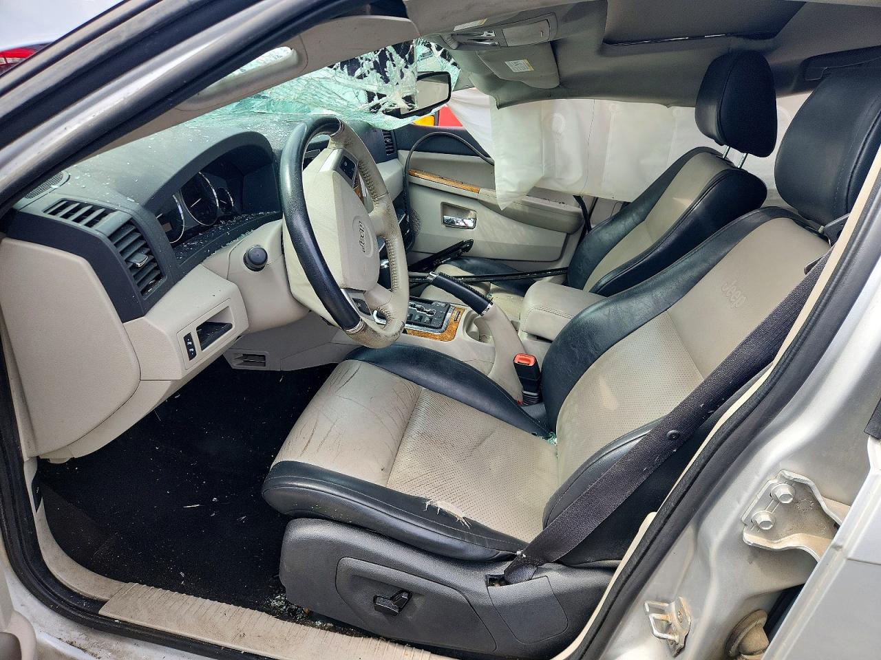 2008 Jeep Grand Cherokee Silver vin: 1J8HR58288C197143