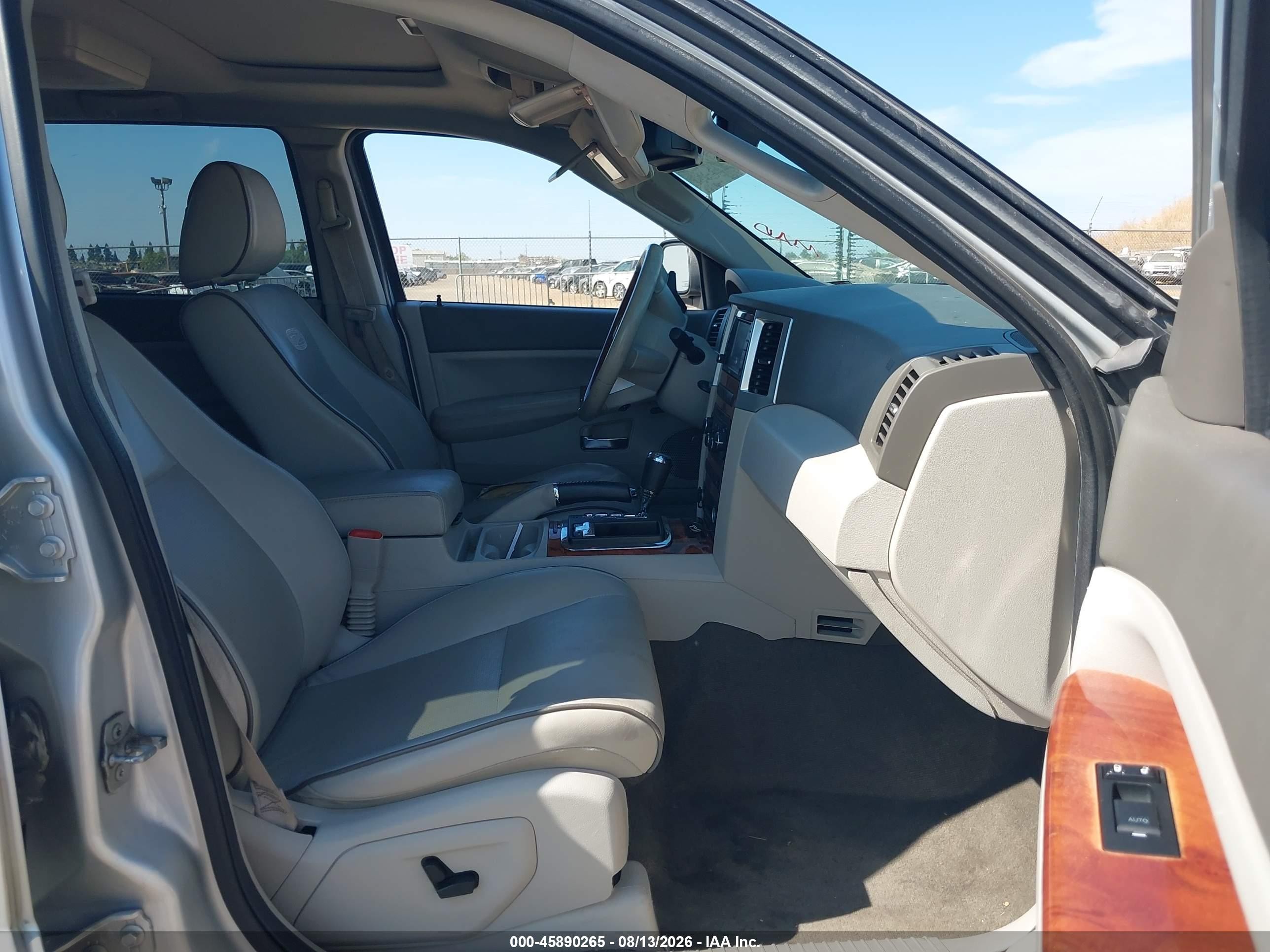 2008 Jeep Grand Cherokee Overland Silver vin: 1J8HR68298C185752