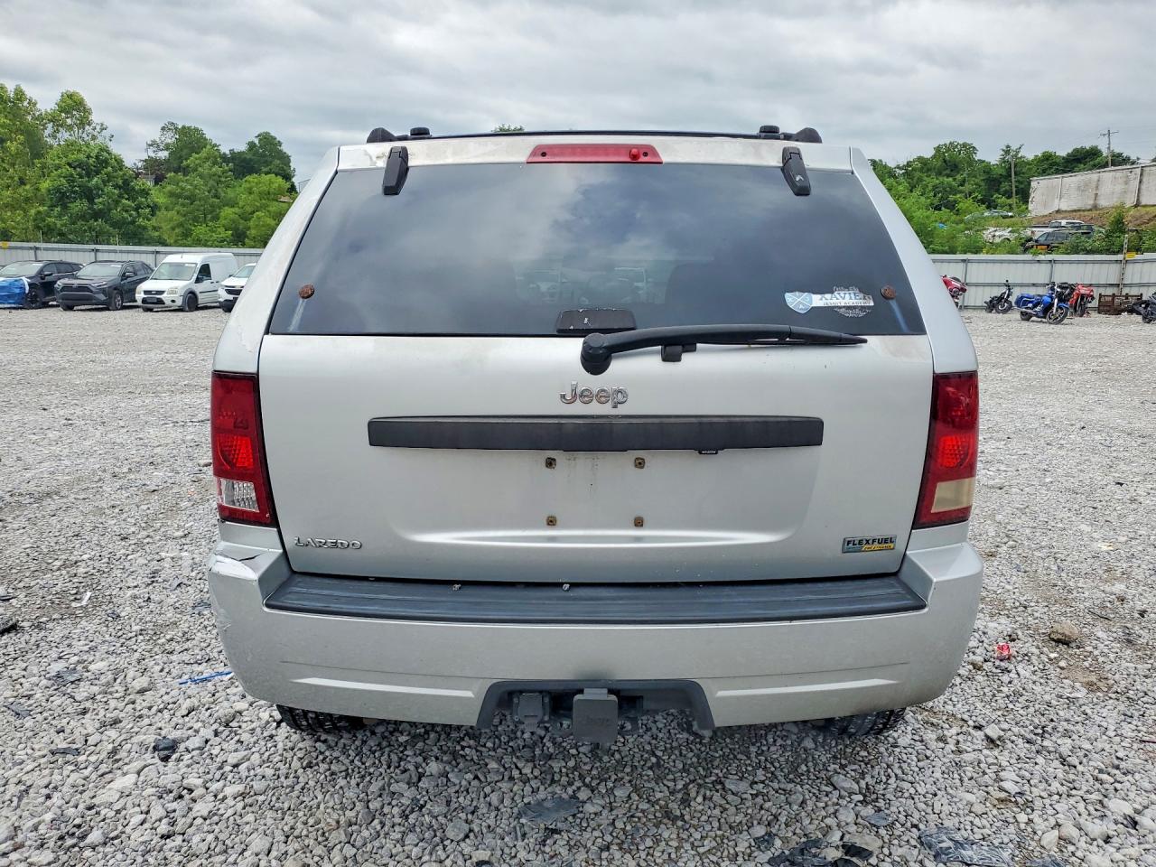 2008 Jeep Grand Cherokee Laredo Silver vin: 1J8HS48N28C236236