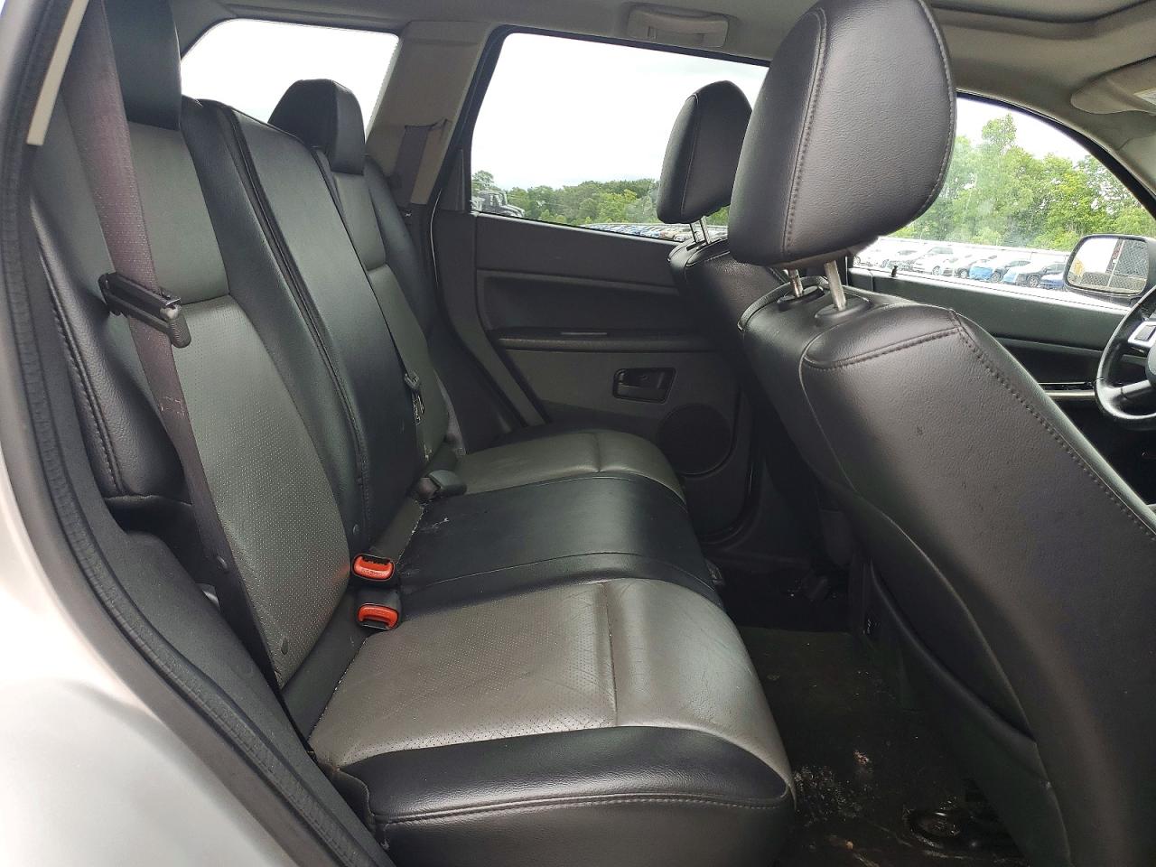 2008 Jeep Grand Cherokee Laredo Silver vin: 1J8HS48N28C236236
