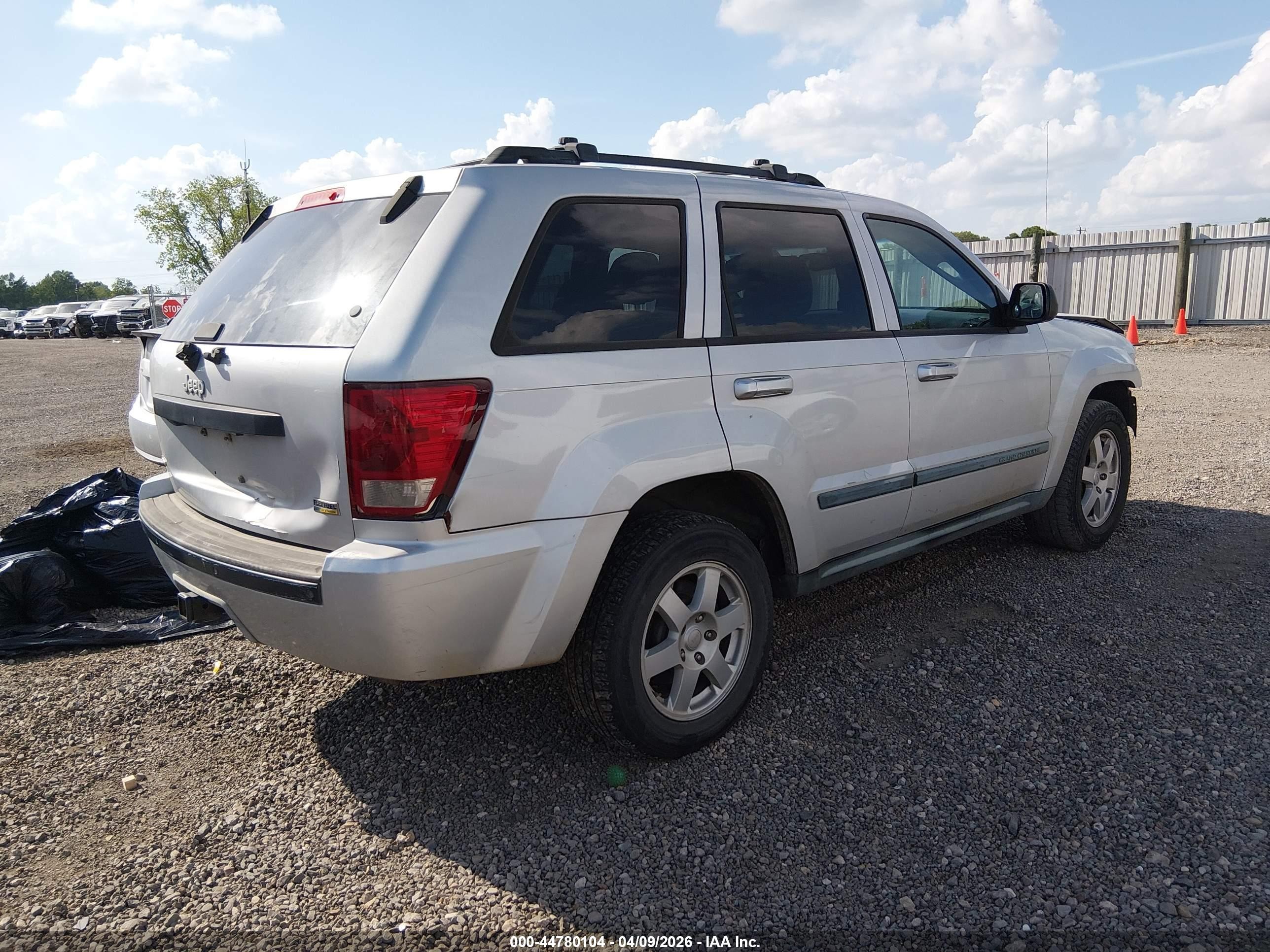 2008 Jeep Grand Cherokee Laredo Silver vin: 1J8HS48N48C150992