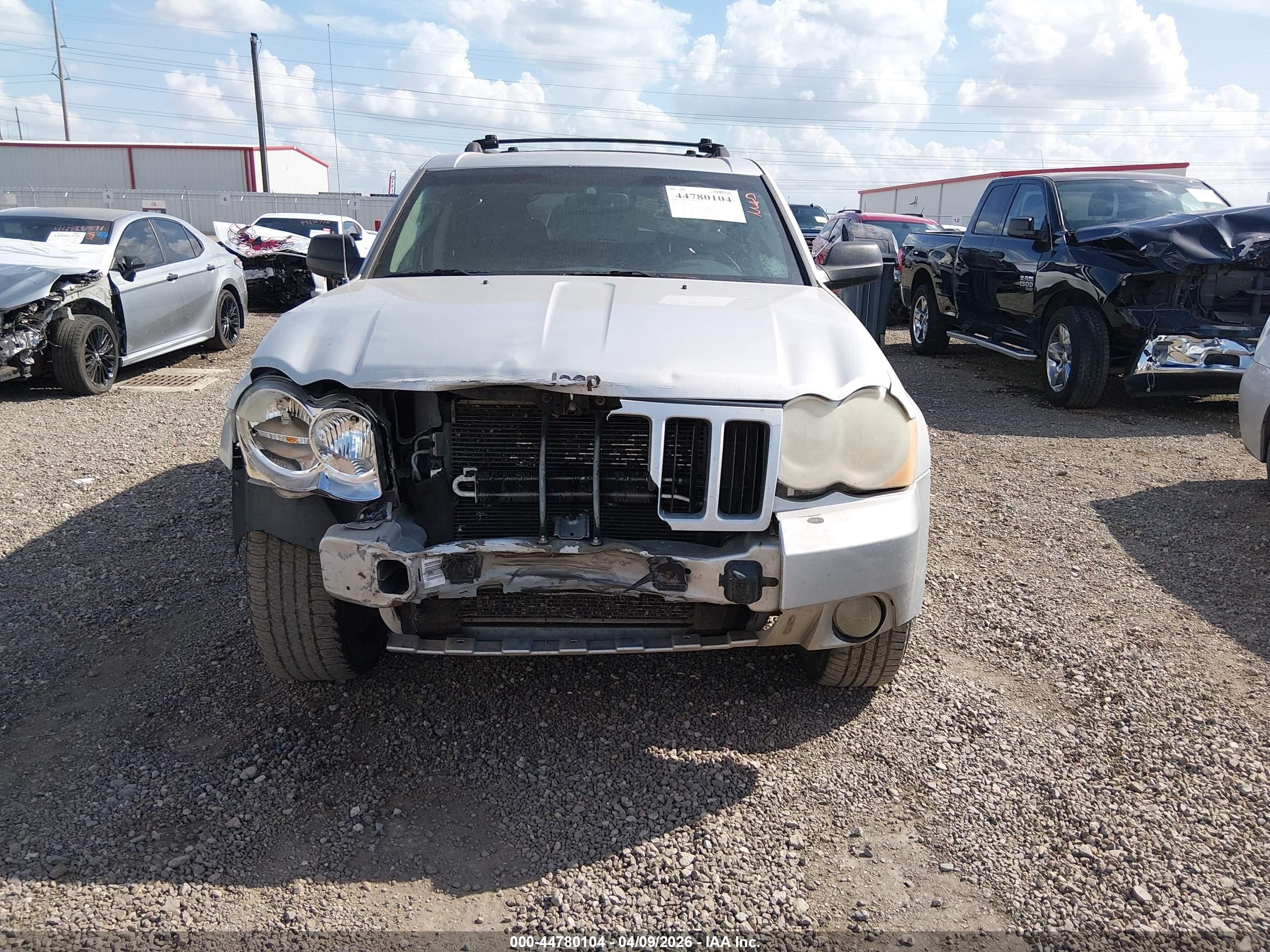 2008 Jeep Grand Cherokee Laredo Silver vin: 1J8HS48N48C150992