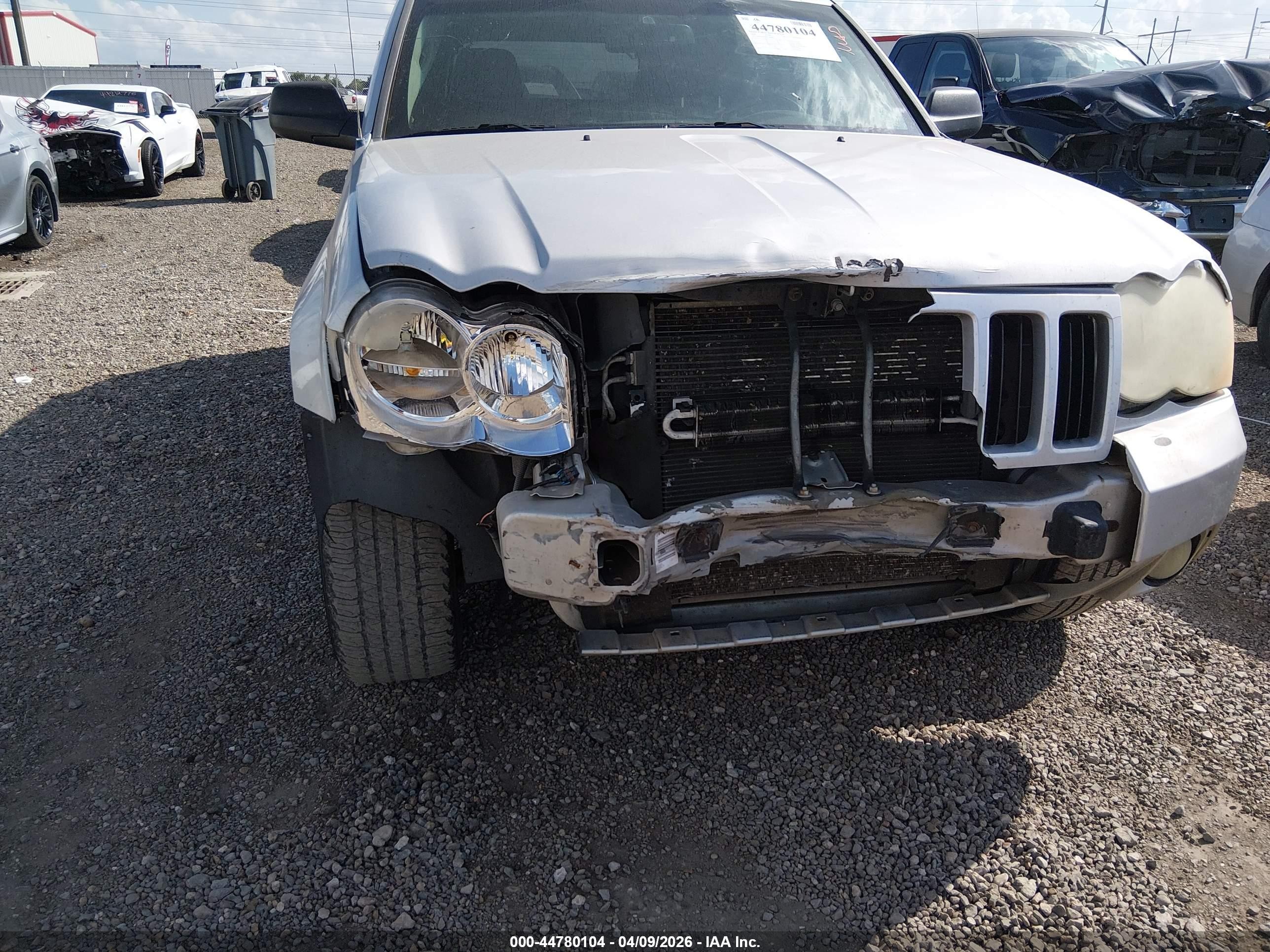 2008 Jeep Grand Cherokee Laredo Silver vin: 1J8HS48N48C150992